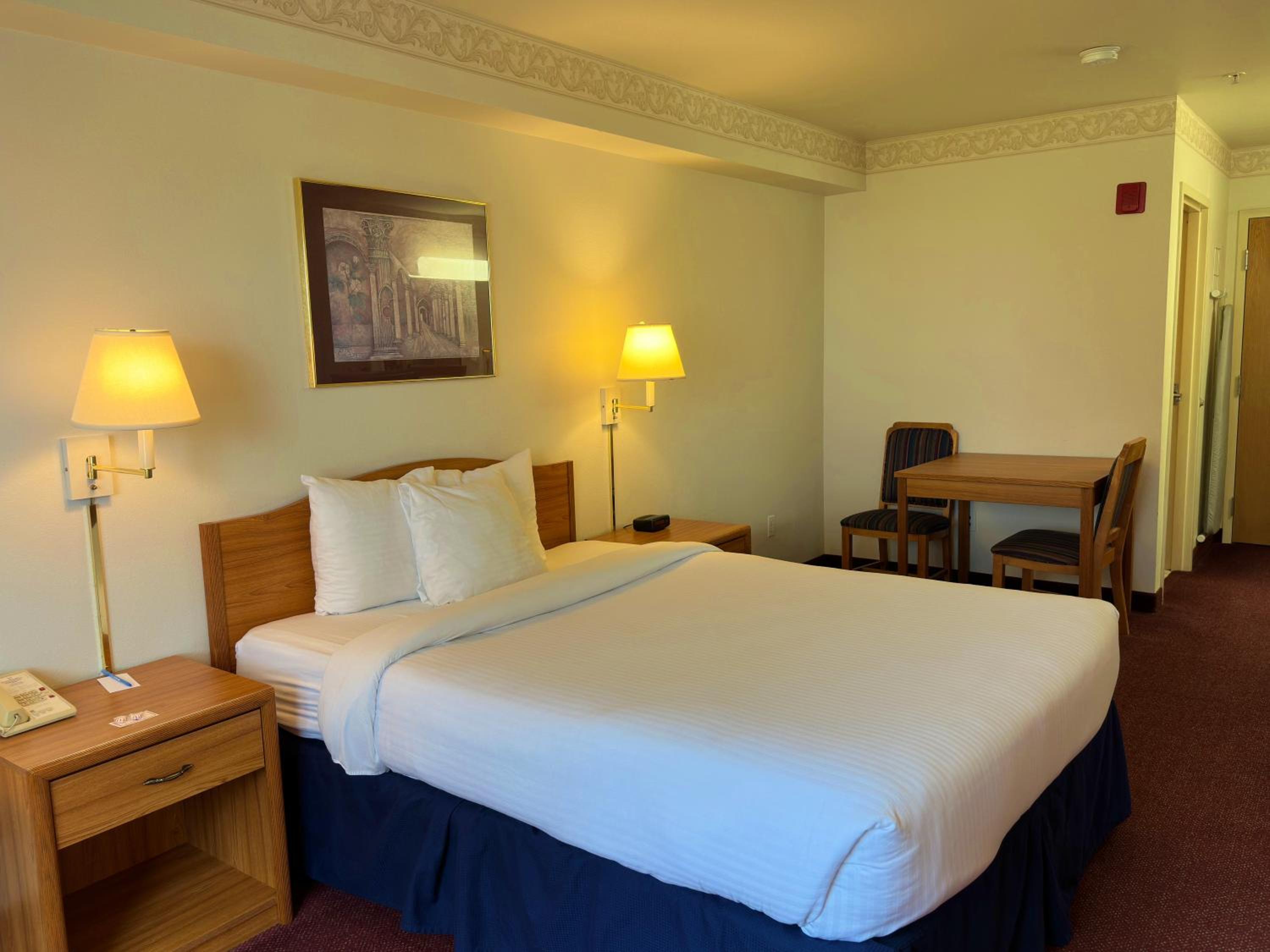 Queen Room - Non-Smoking - Photo 4