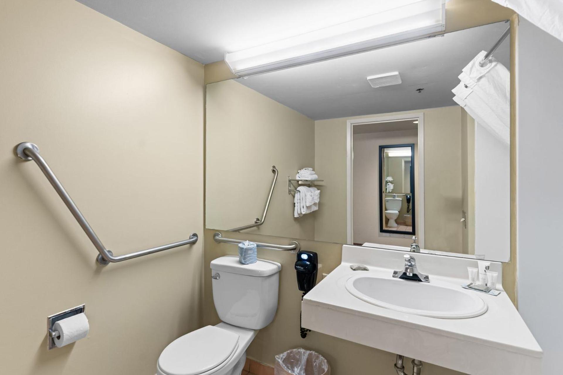 Accessible King Room - Photo 5