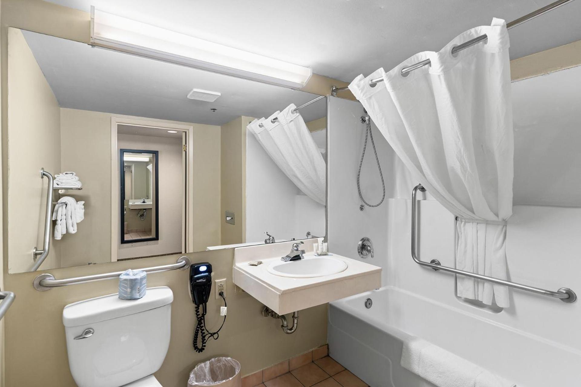 Accessible King Room - Photo 6