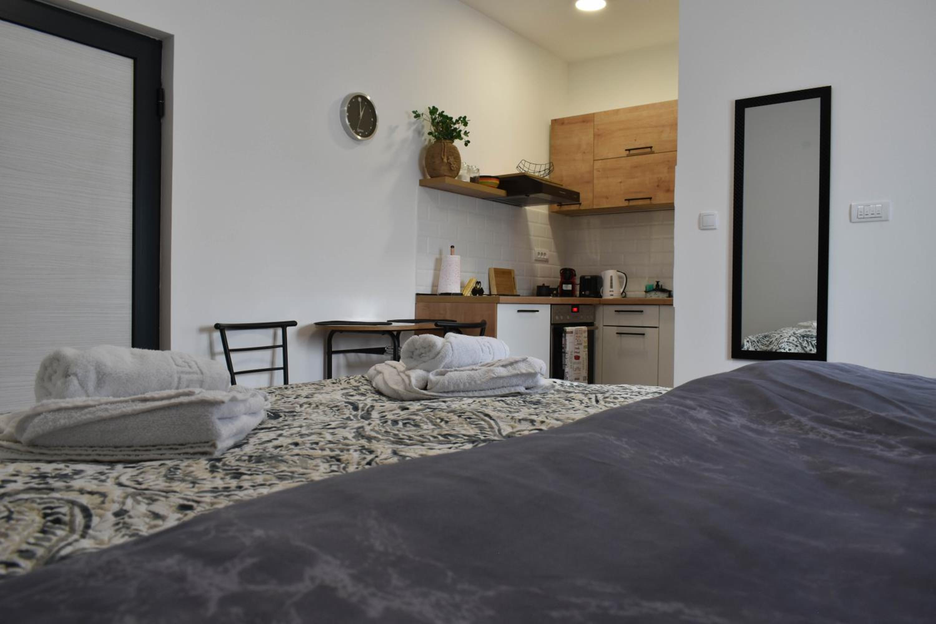 One-Bedroom Apartment photo 1