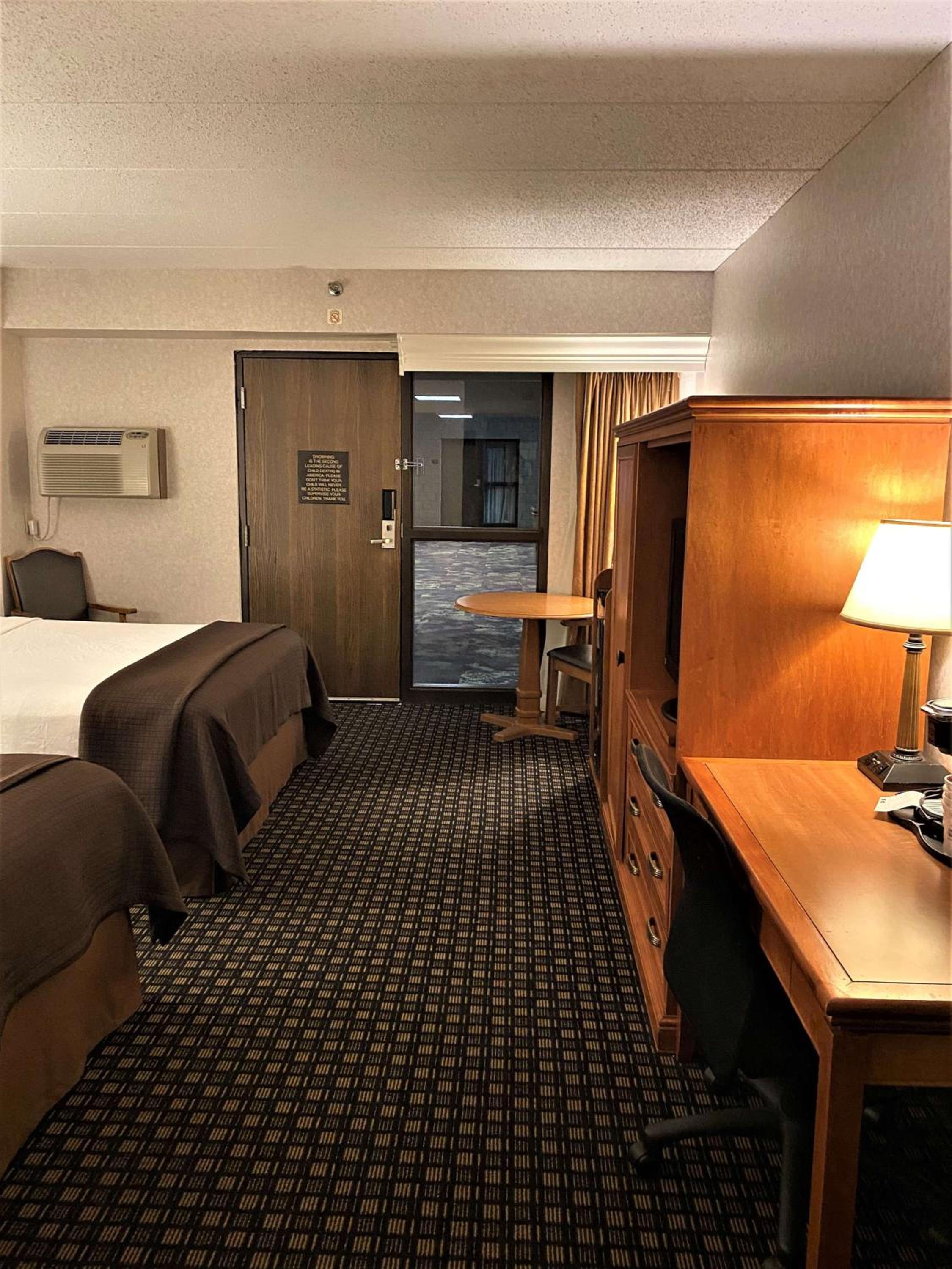 Queen Room with Two Queen Beds and Pool View - Photo 5