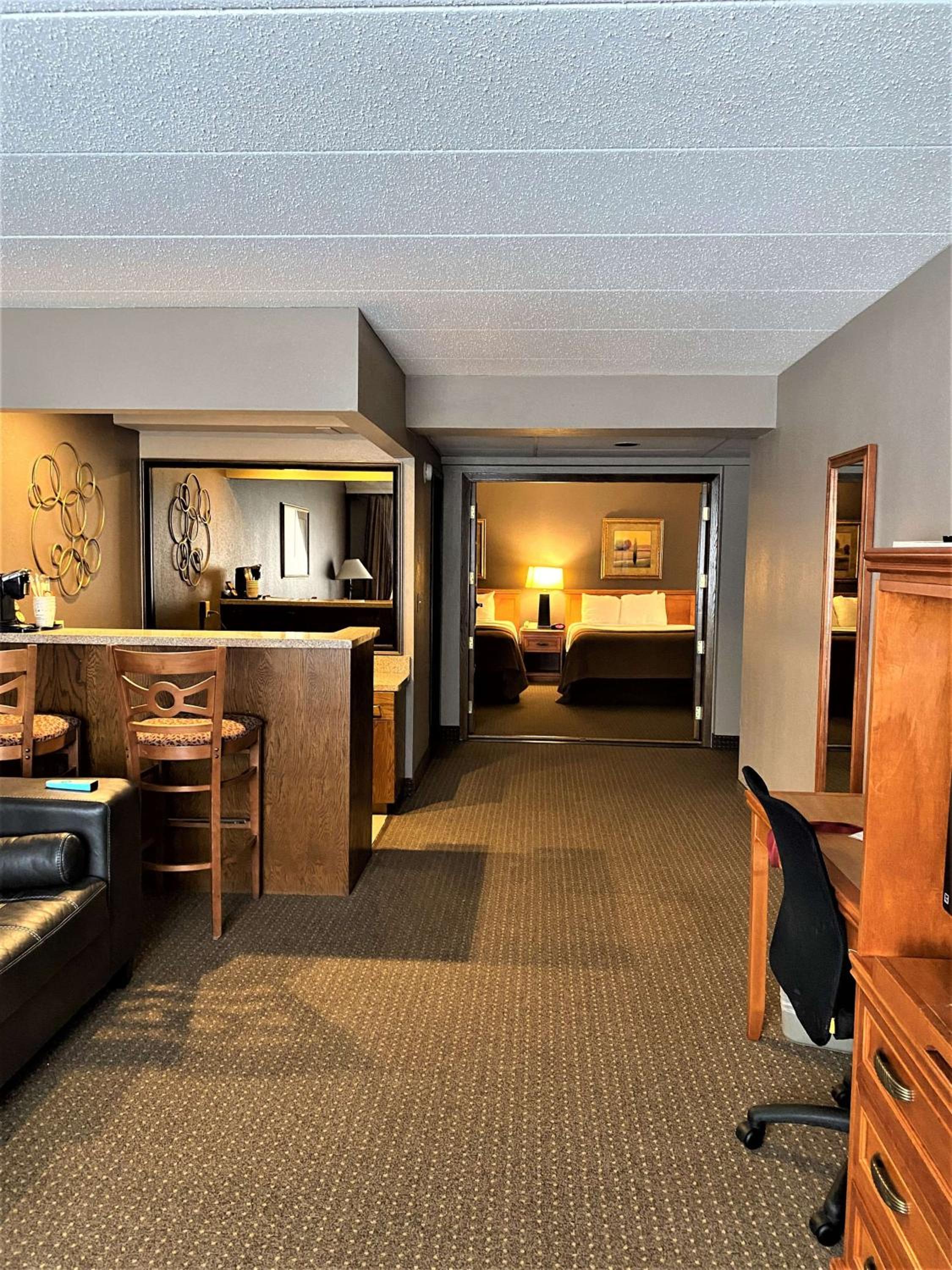 One-Bedroom Queen Suite with Sofa Bed photo 1