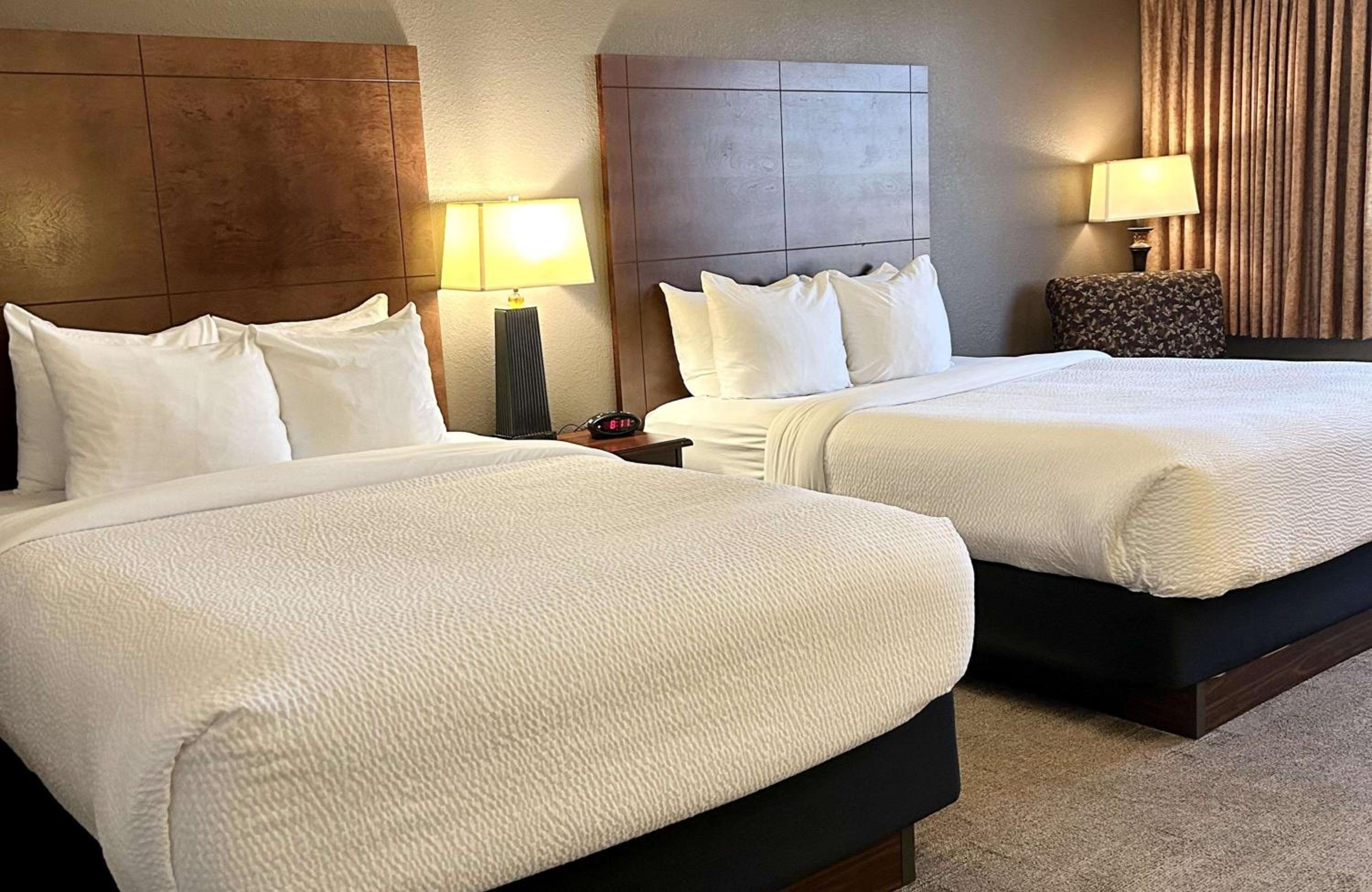 Deluxe Queen Room with Two Queen Beds - Non-Smoking - Photo 4