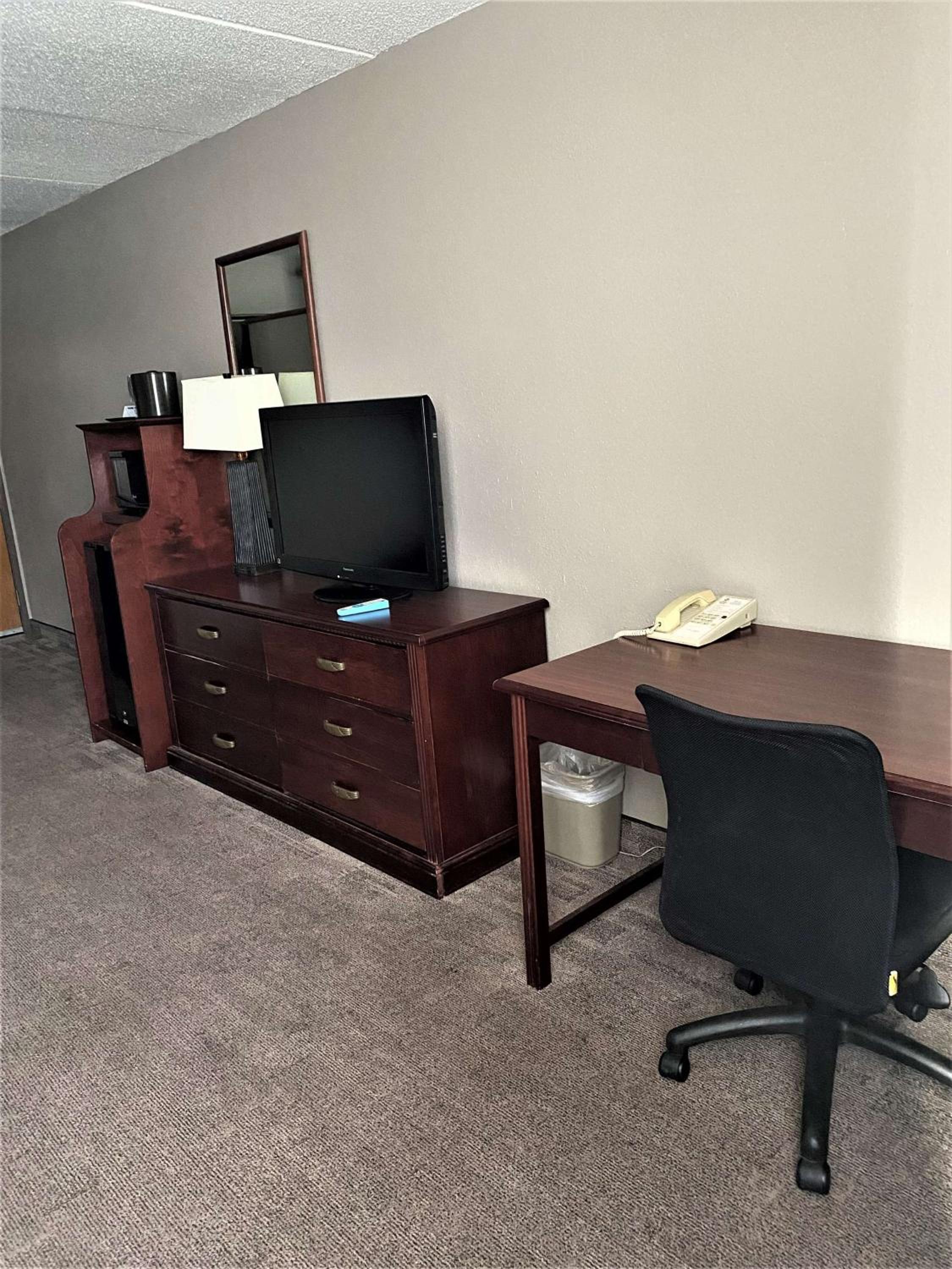 King Room - Non-Smoking - Photo 3