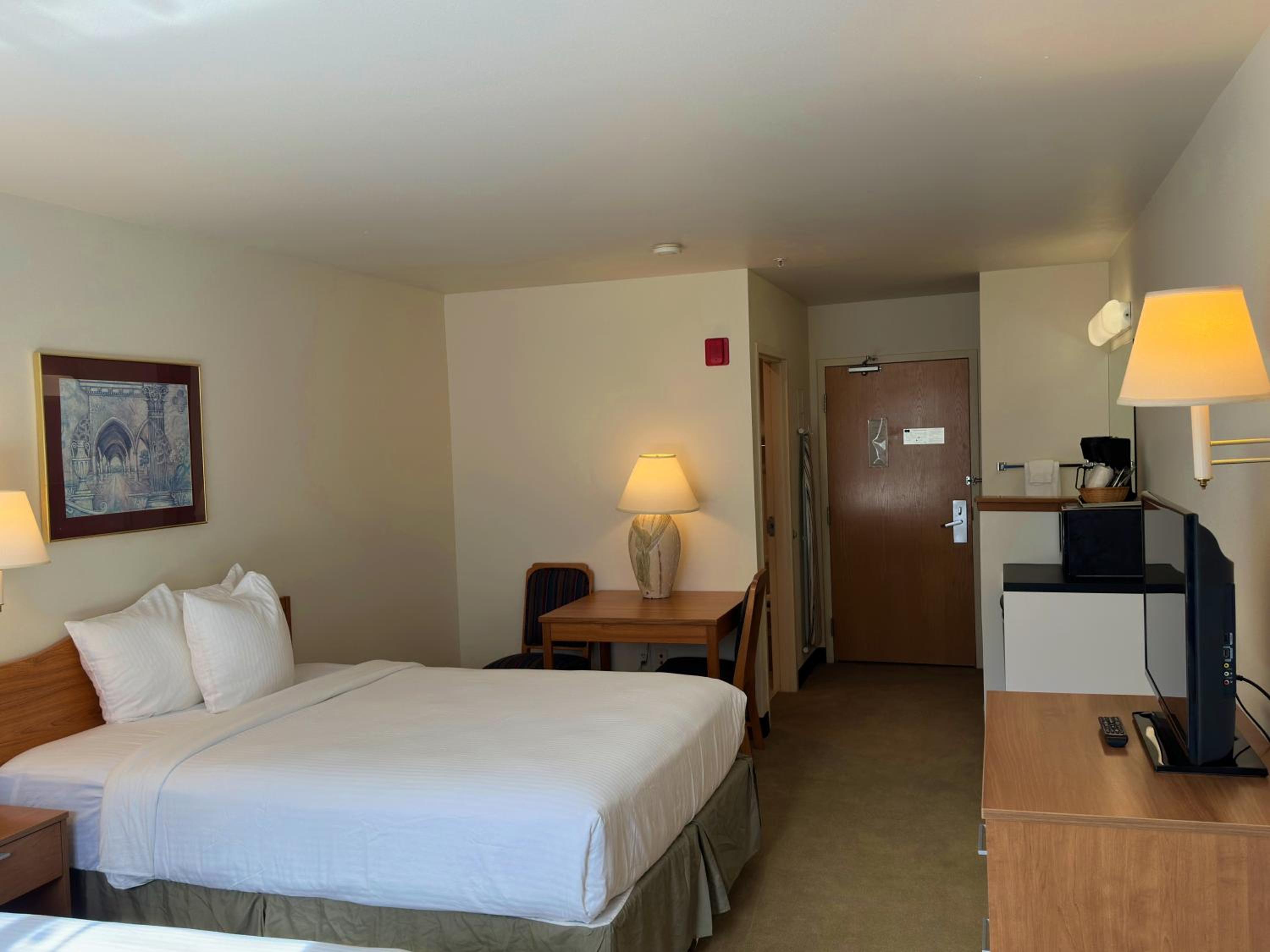 Queen Room with Two Queen Beds - Non-Smoking - Photo 7