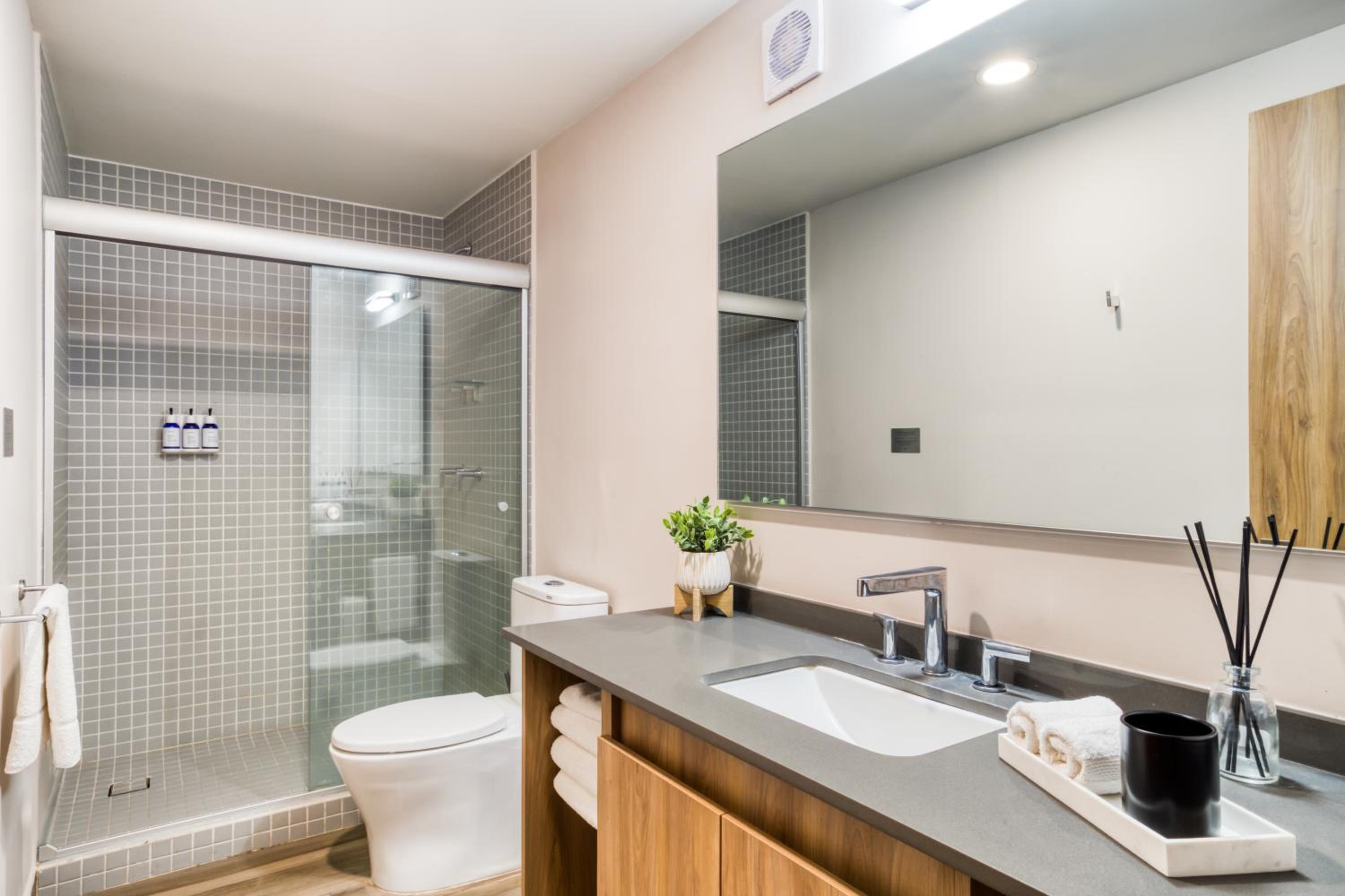 Two-Bedroom Apartment with Balcony - Photo 9
