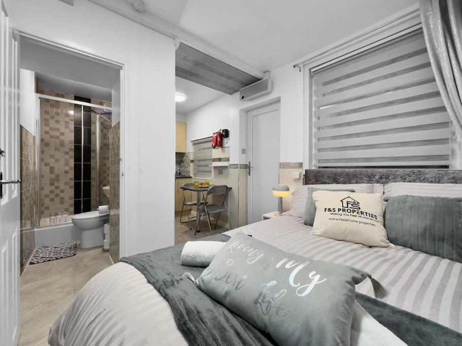 Studio Apartment photo 1
