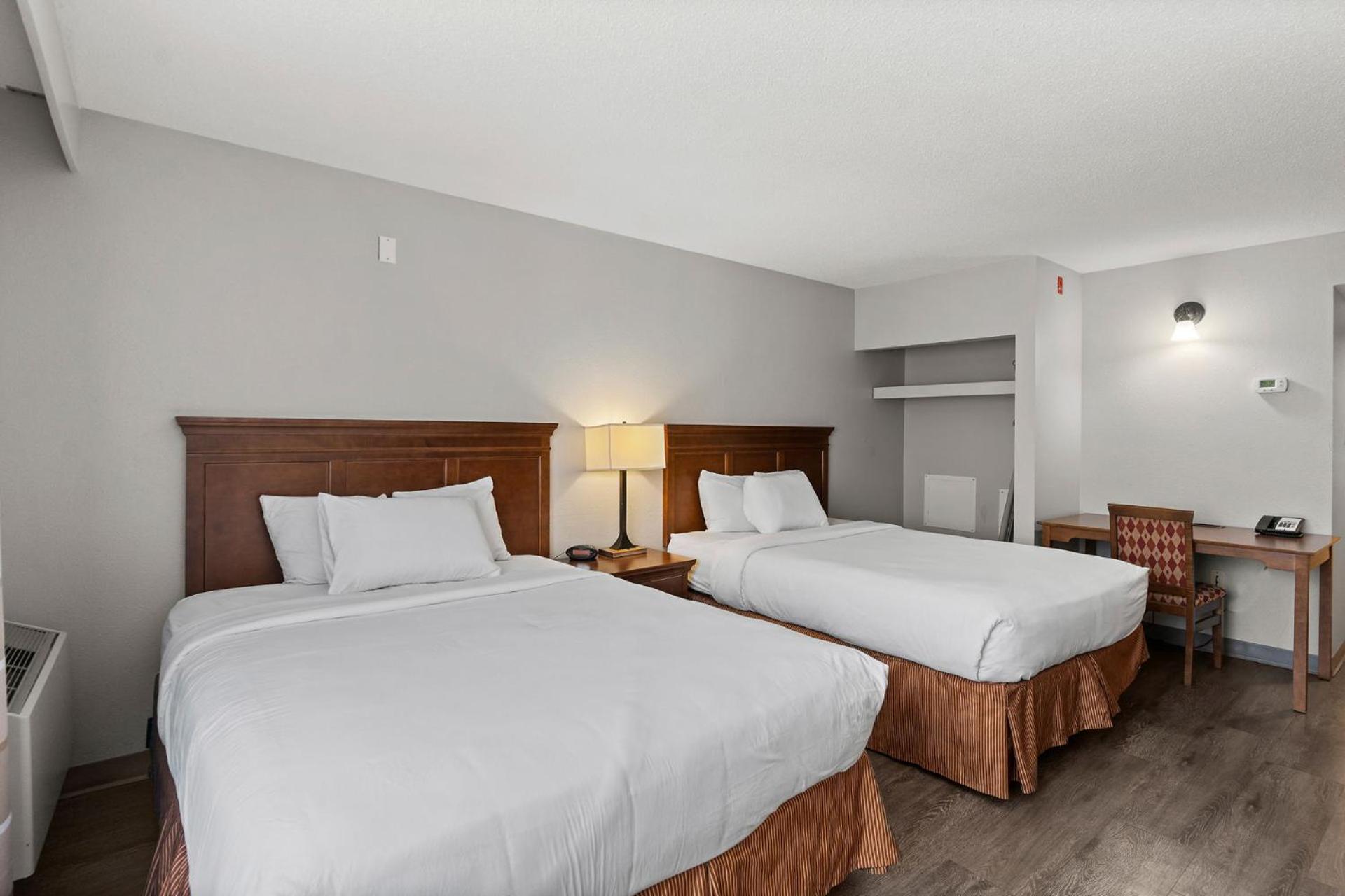 Standard Queen Room with Two Queen Beds - Photo 5