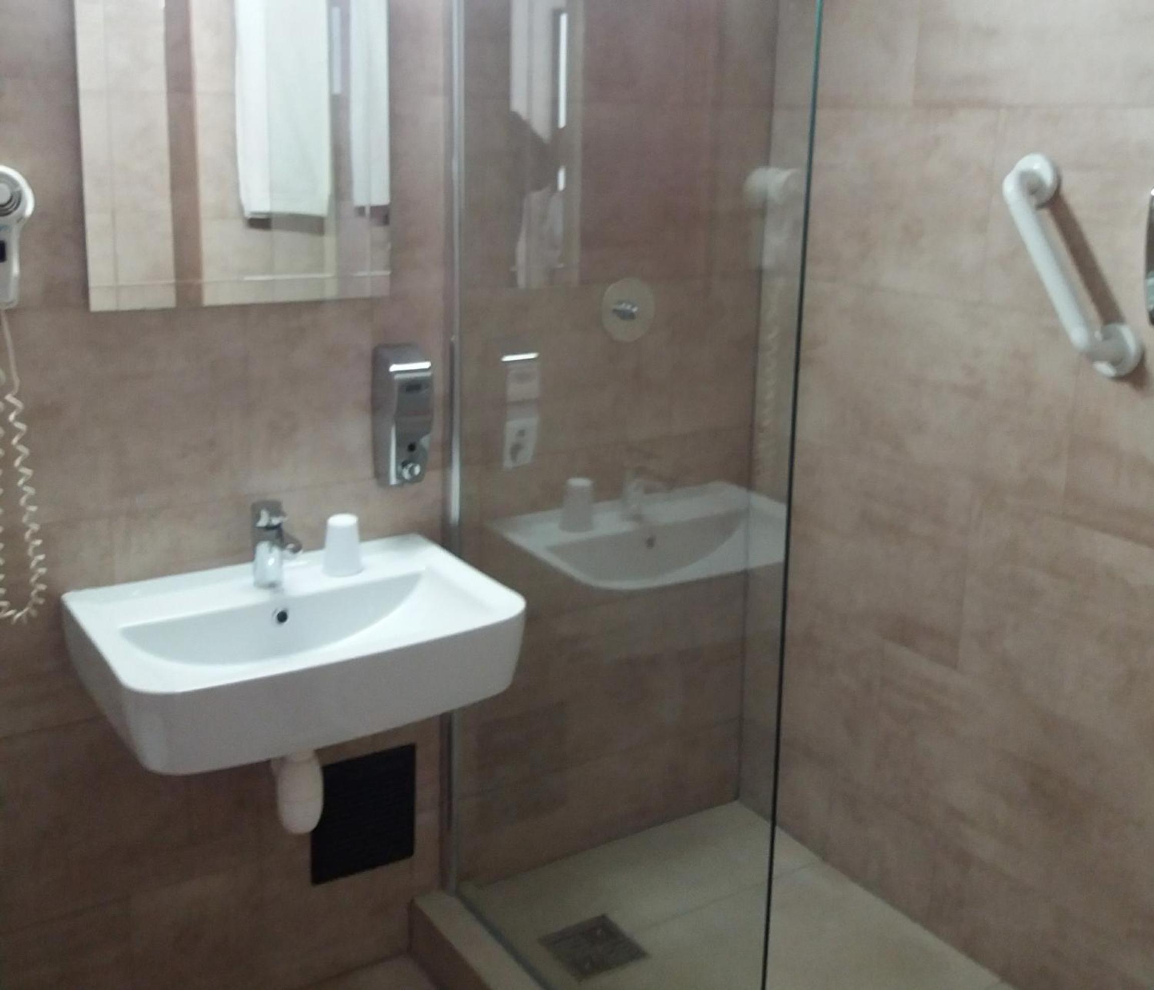Double Room - Photo 2