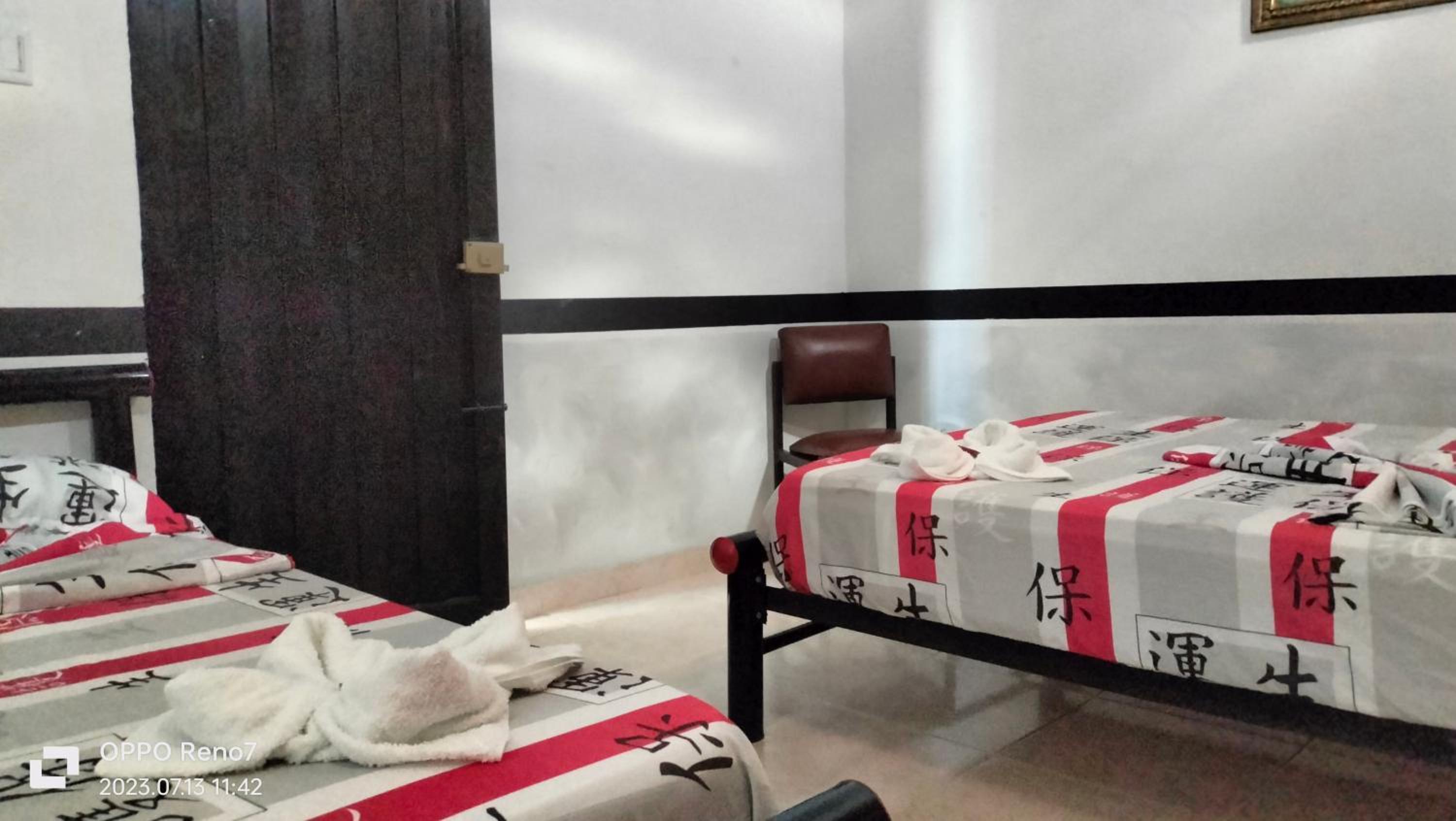 Queen Room with Two Queen Beds photo 2