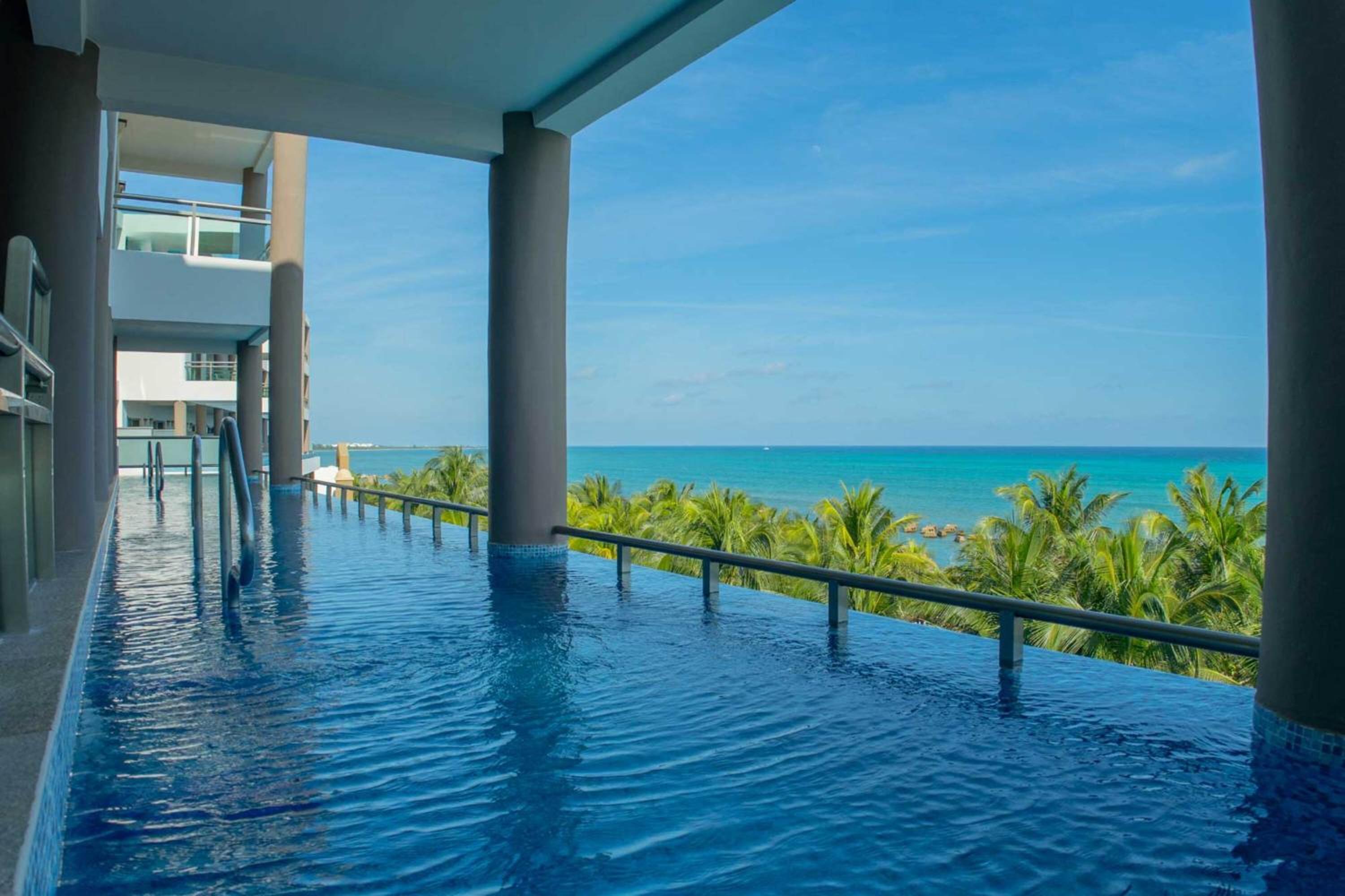 Ocean Front One Bedroom Swim Up Suite photo 3