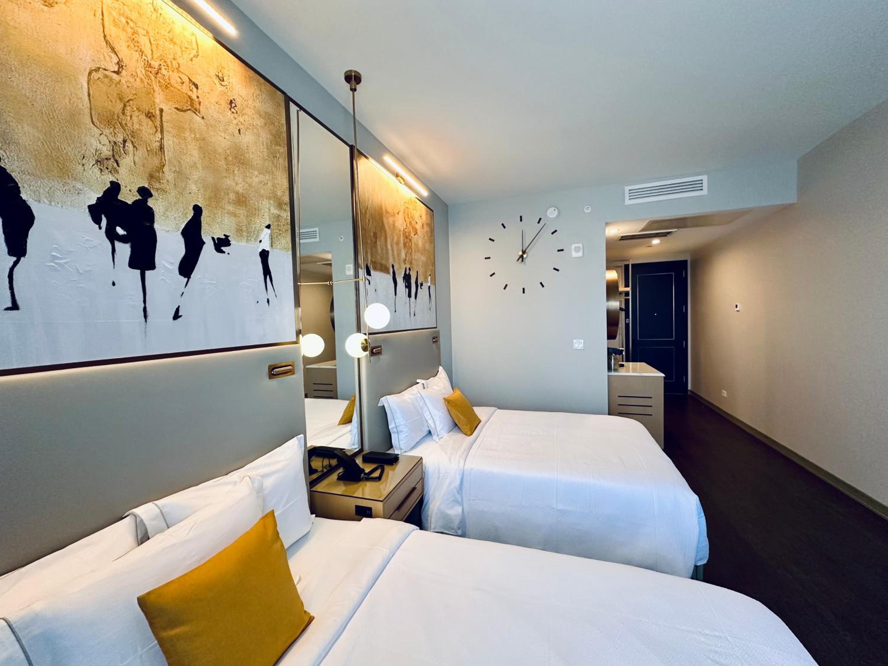 Queen Room photo 2