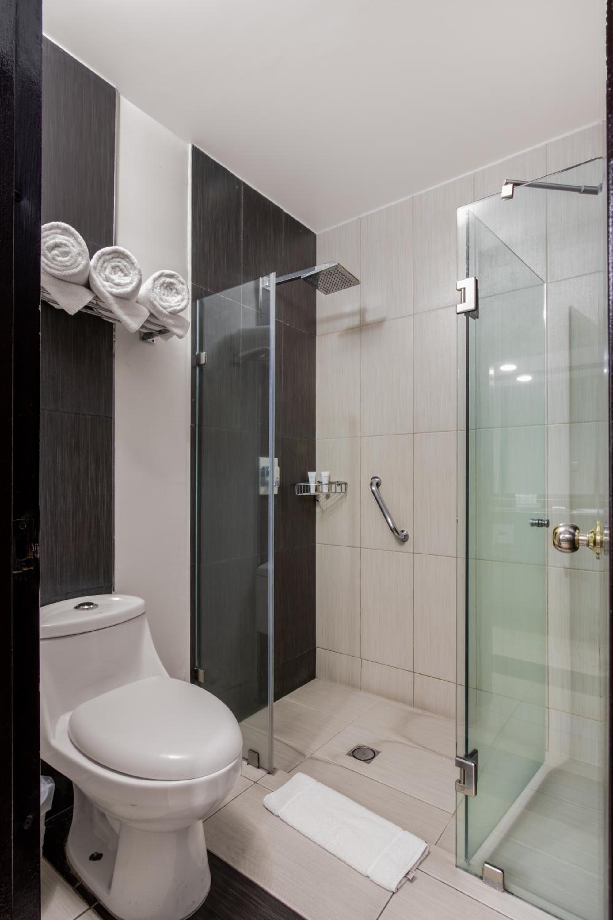 King Suite - Non Smoking - Photo 2