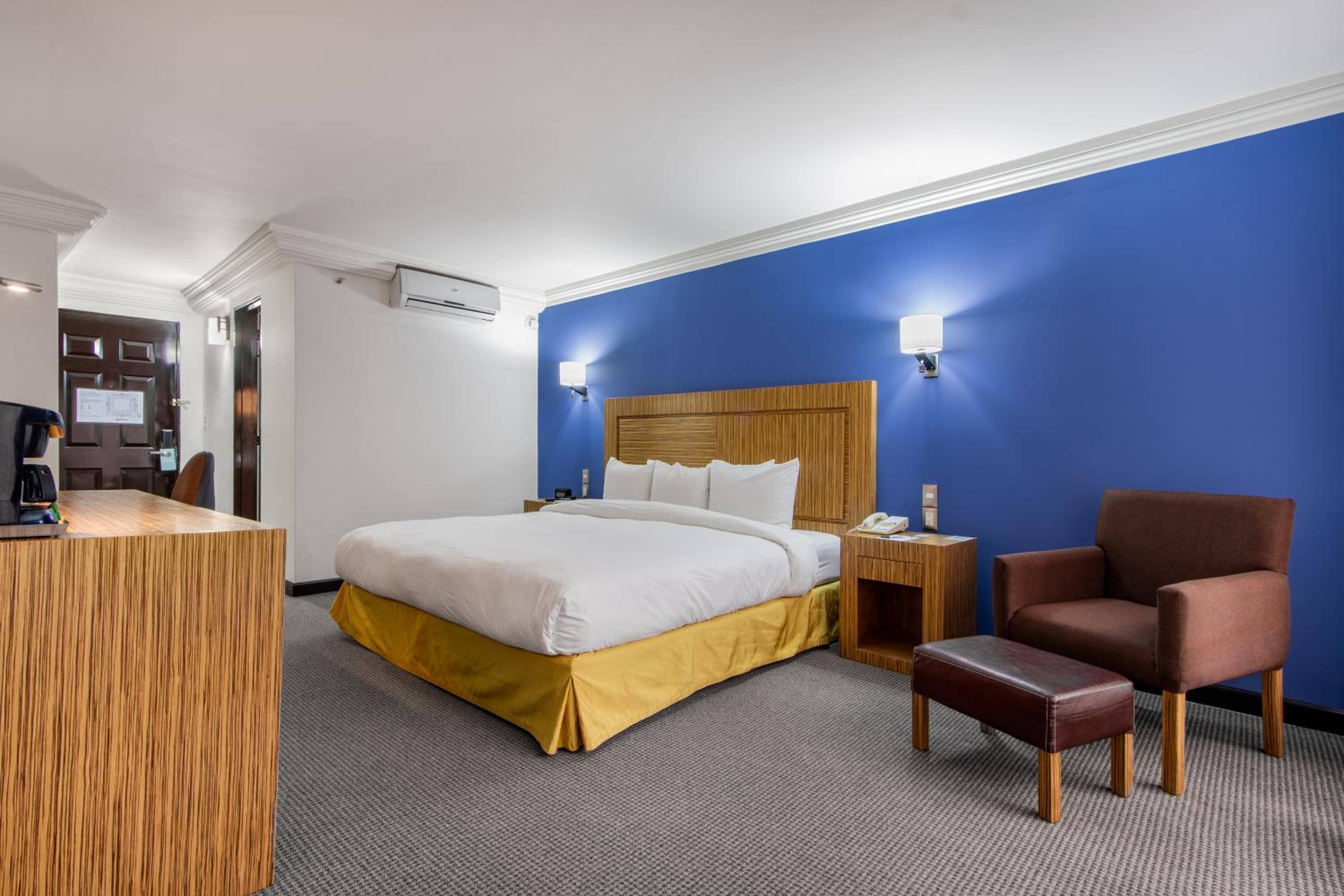 King Suite - Non Smoking - Photo 1