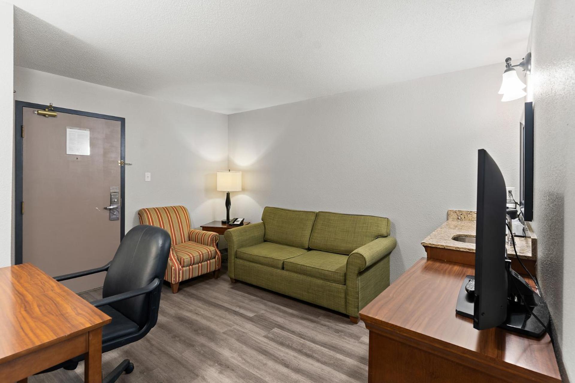 One-Bedroom King Suite-1st Floor Exterior Entrance - Photo 5