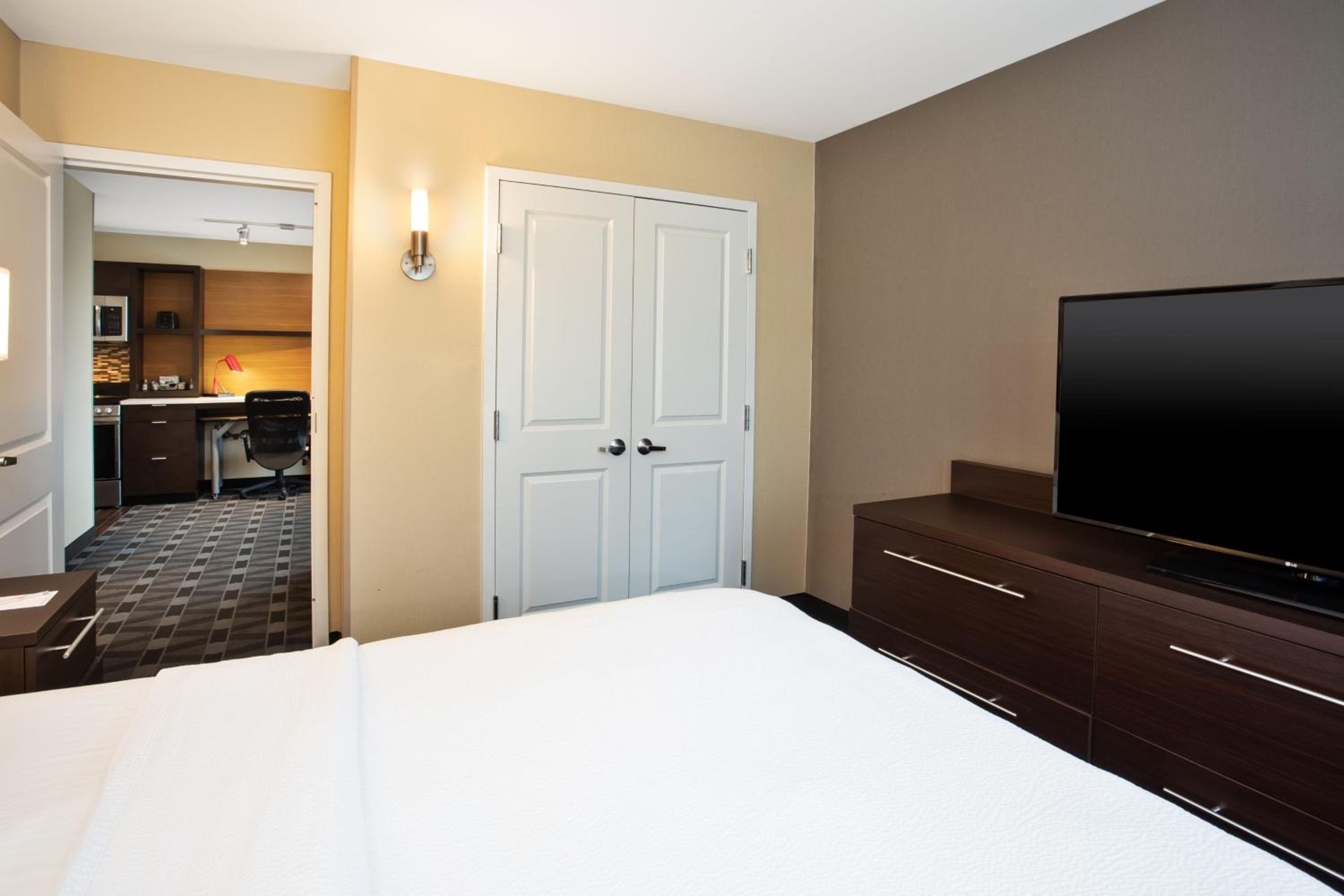 1 Bedroom Suite, 1 Queen, Sofa bed - Photo 5