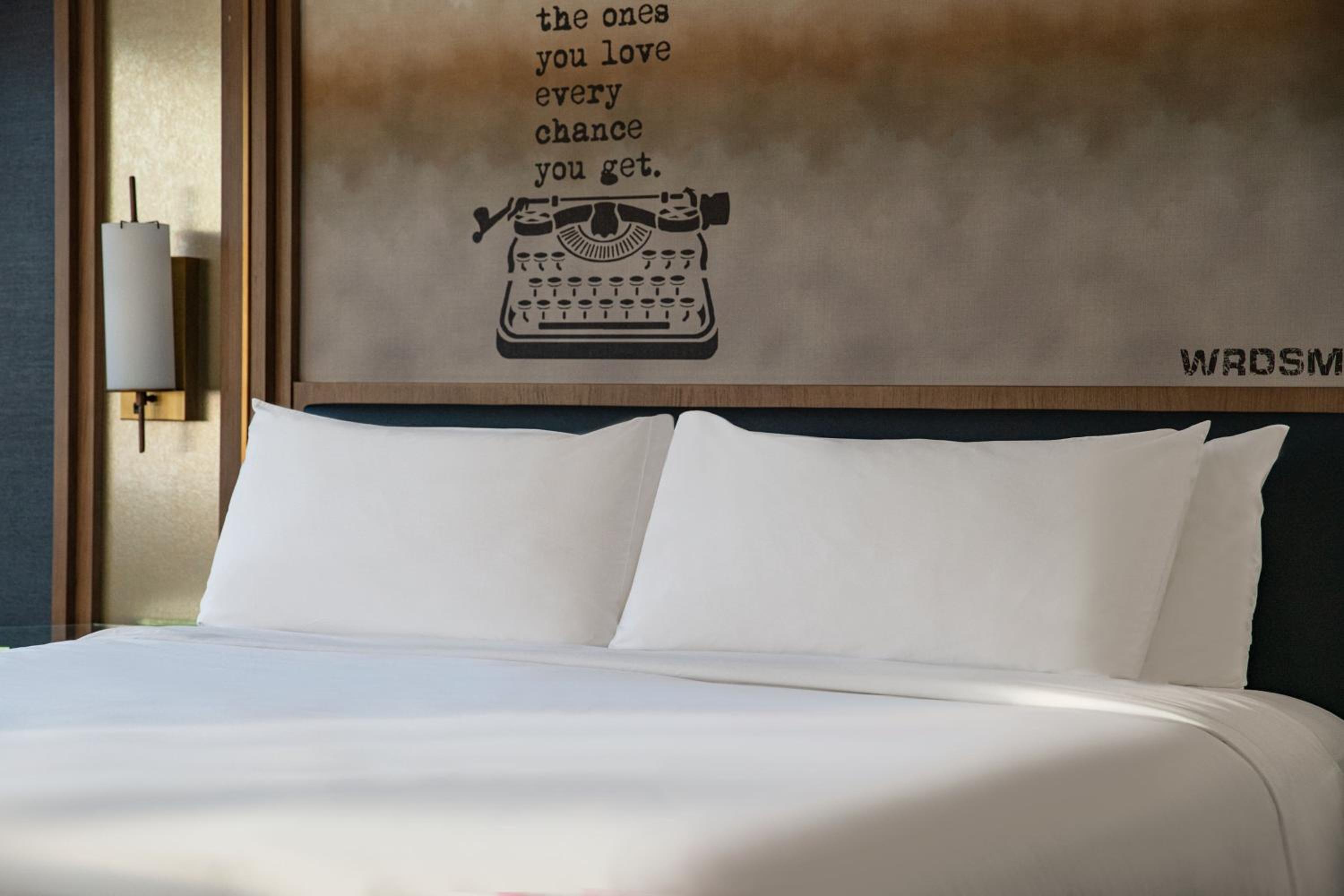 Deluxe King Room - Photo 1