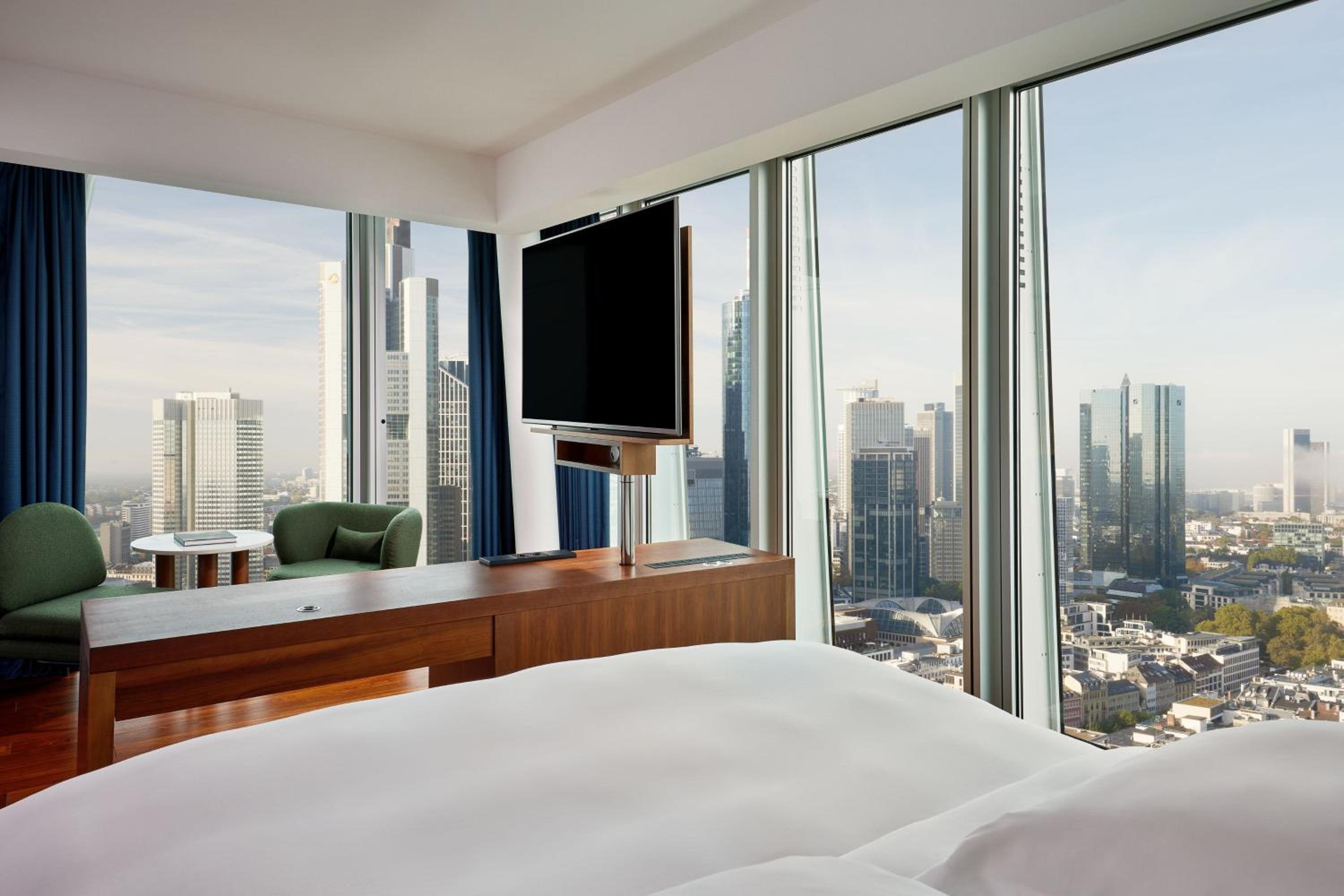 Skyline Deluxe King Room - Photo 3
