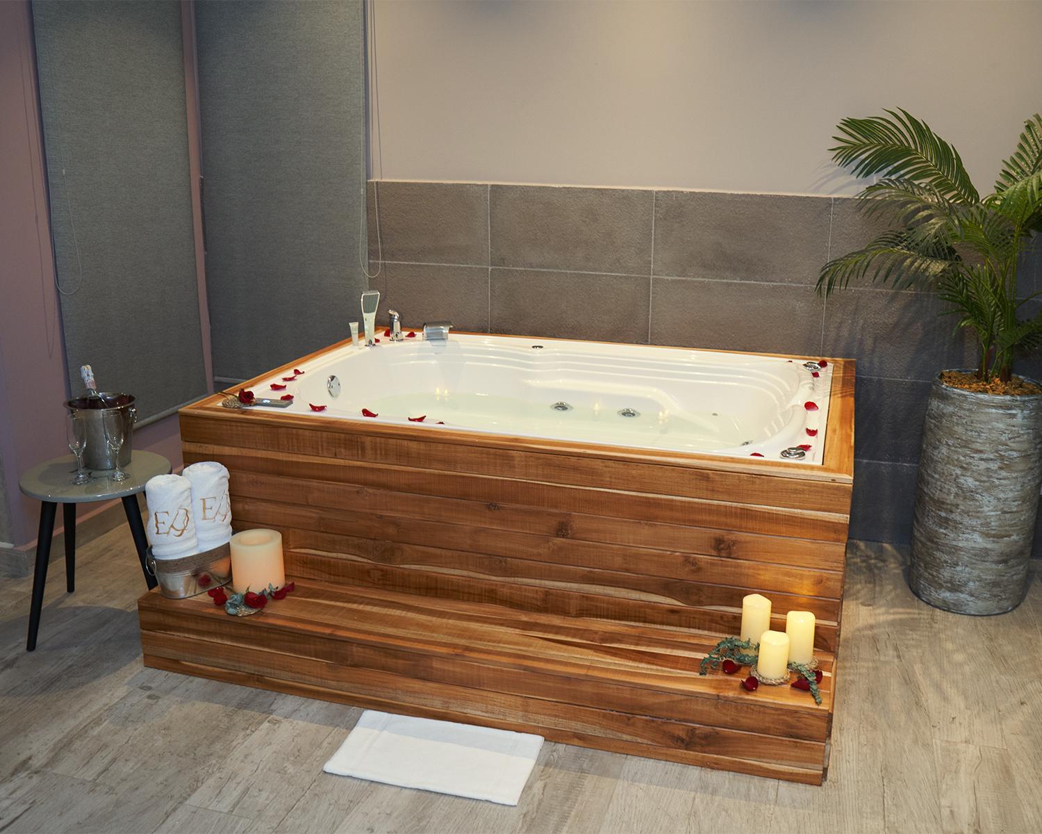 Suite with Hot Tub - Photo 14