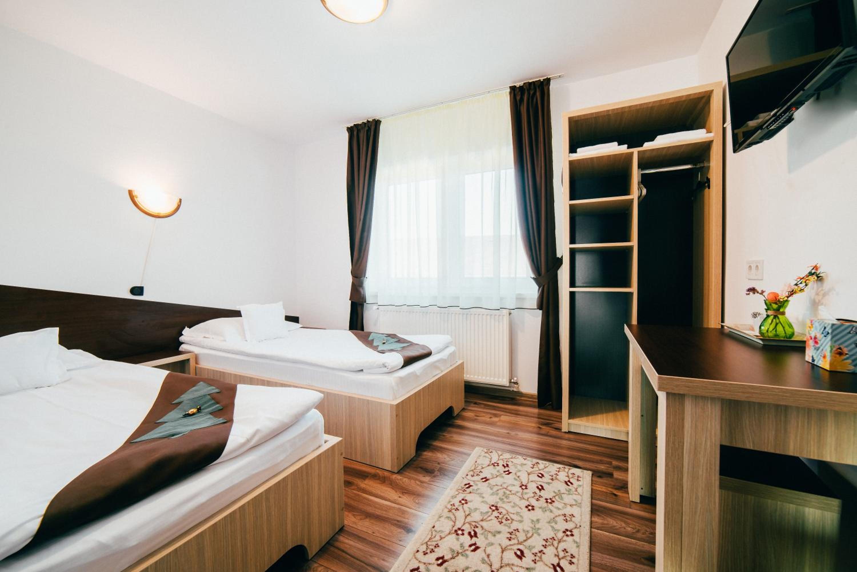 Economy Twin Room photo 3