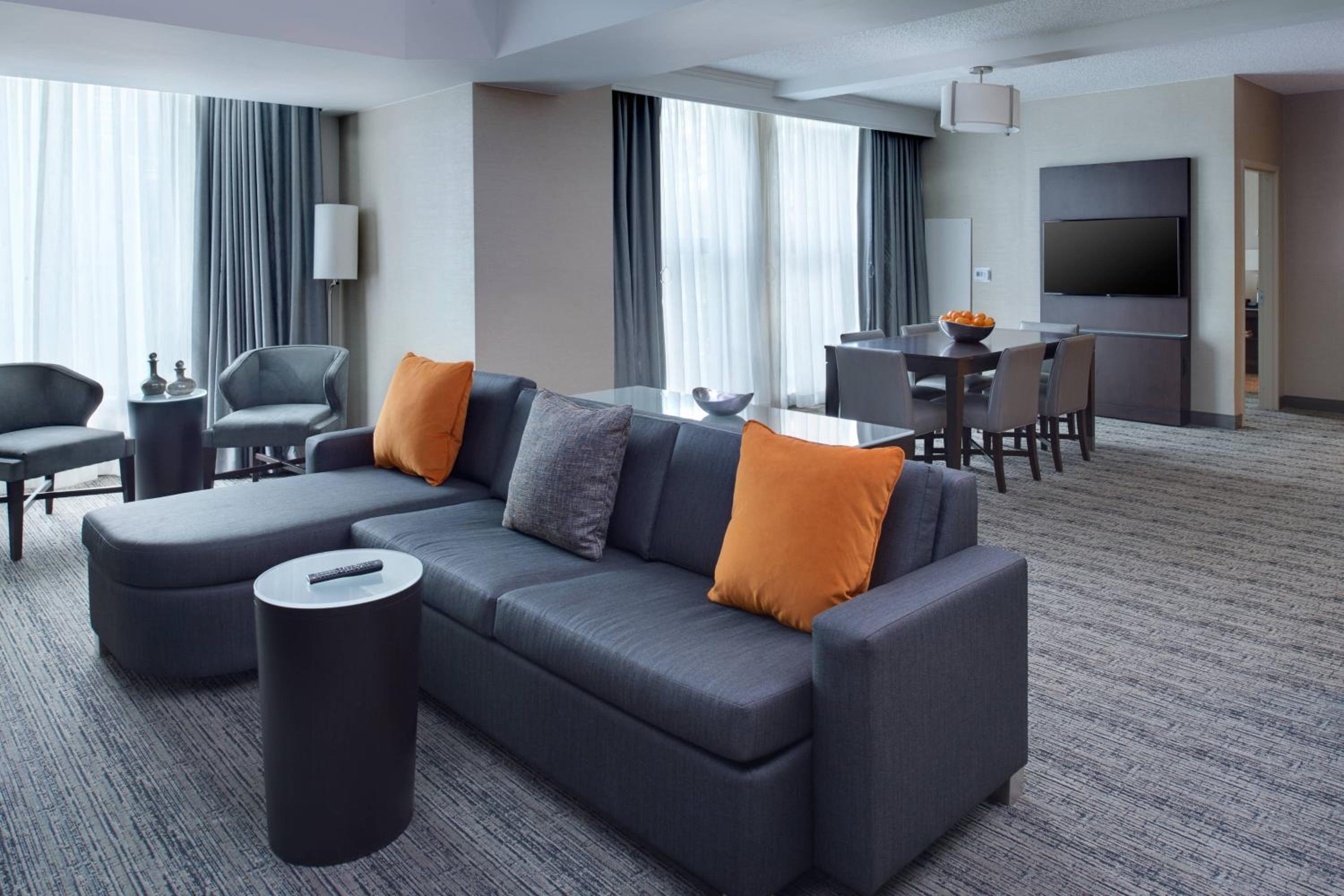 1 Bedroom Hospitality Suite, 1 King, Sofa bed - Photo 6