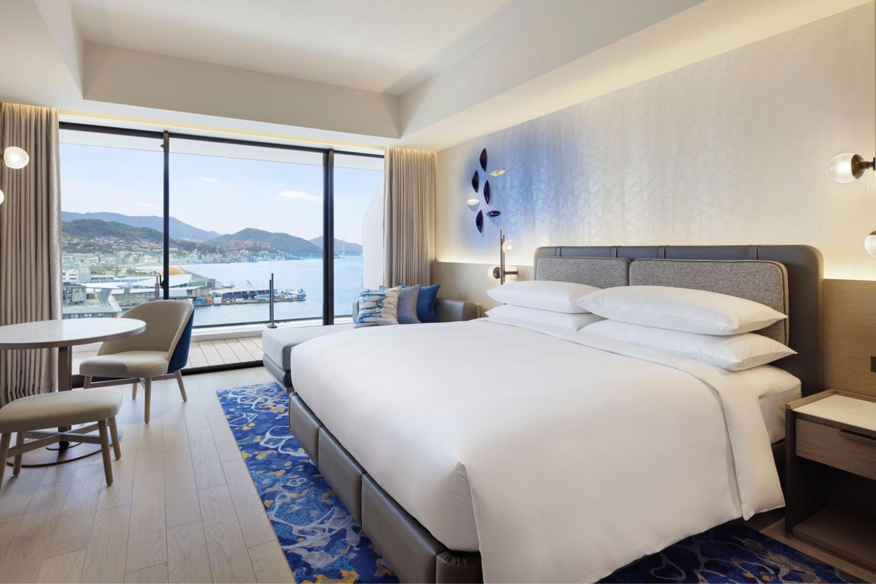 Premium King Room with Harbor View - Photo 1