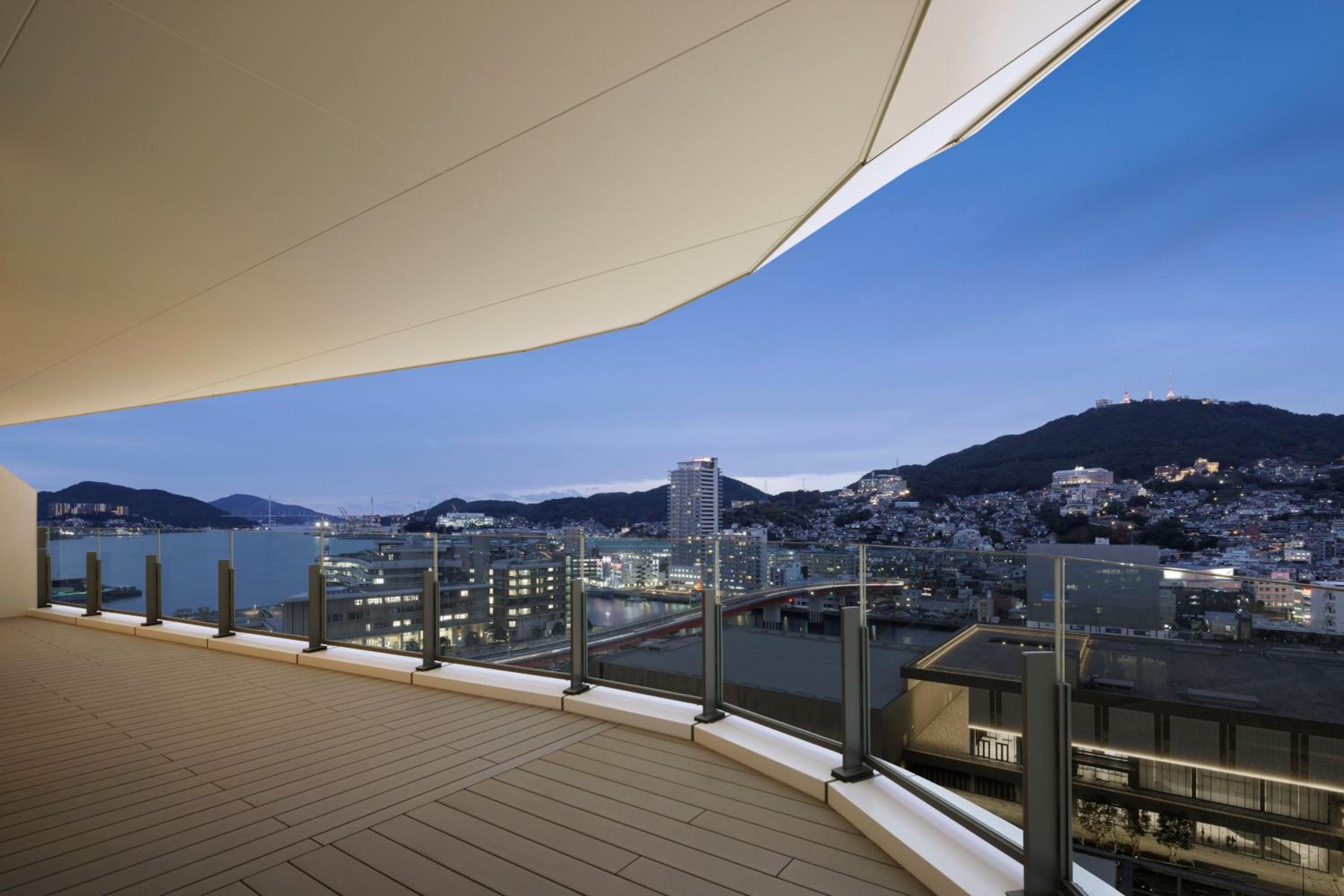 One-Bedroom Panorama Suite - Club Lounge Access - Photo 3