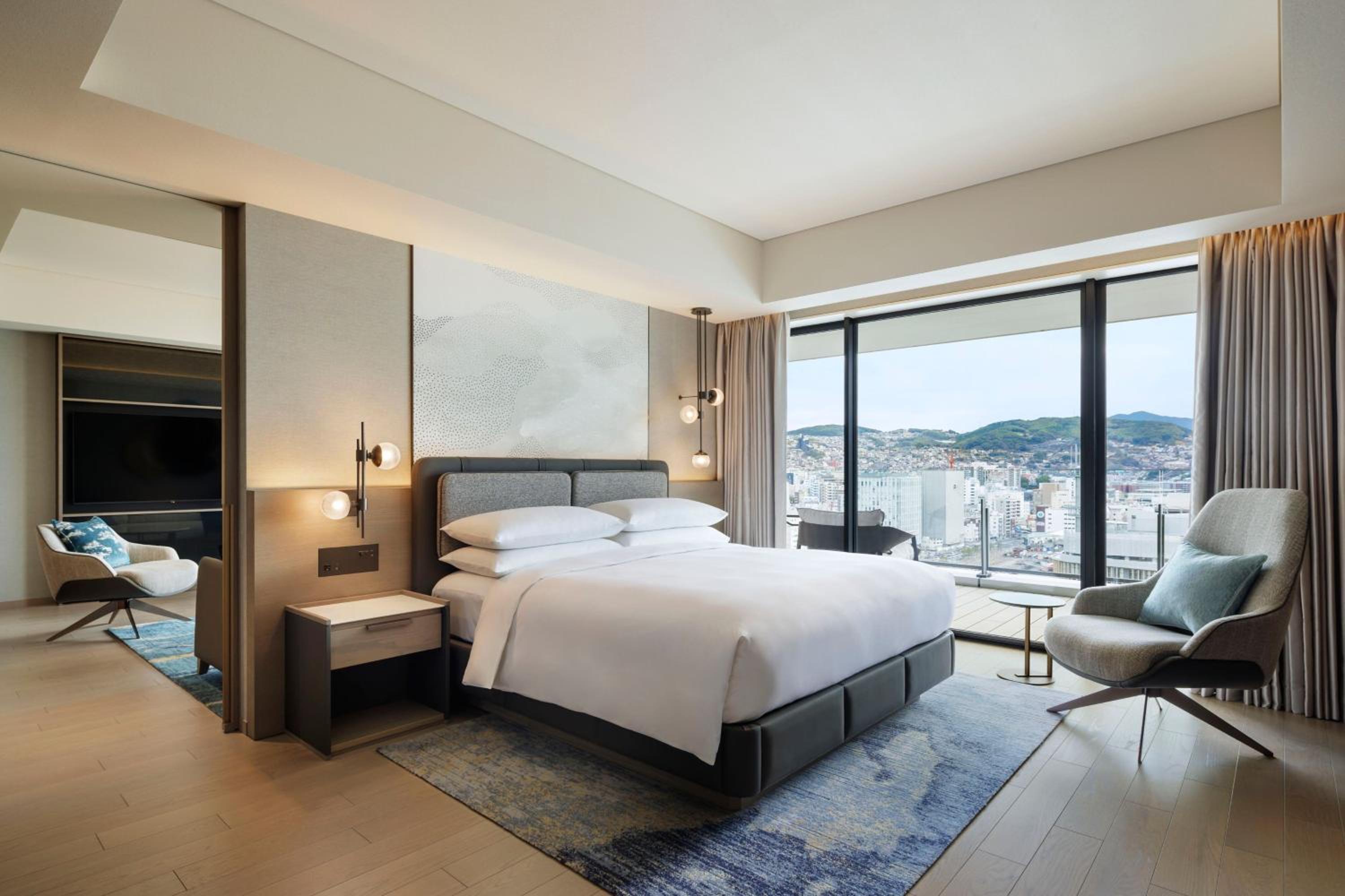 One-Bedroom Suite with Harbor View - Club Lounge Access - Photo 3
