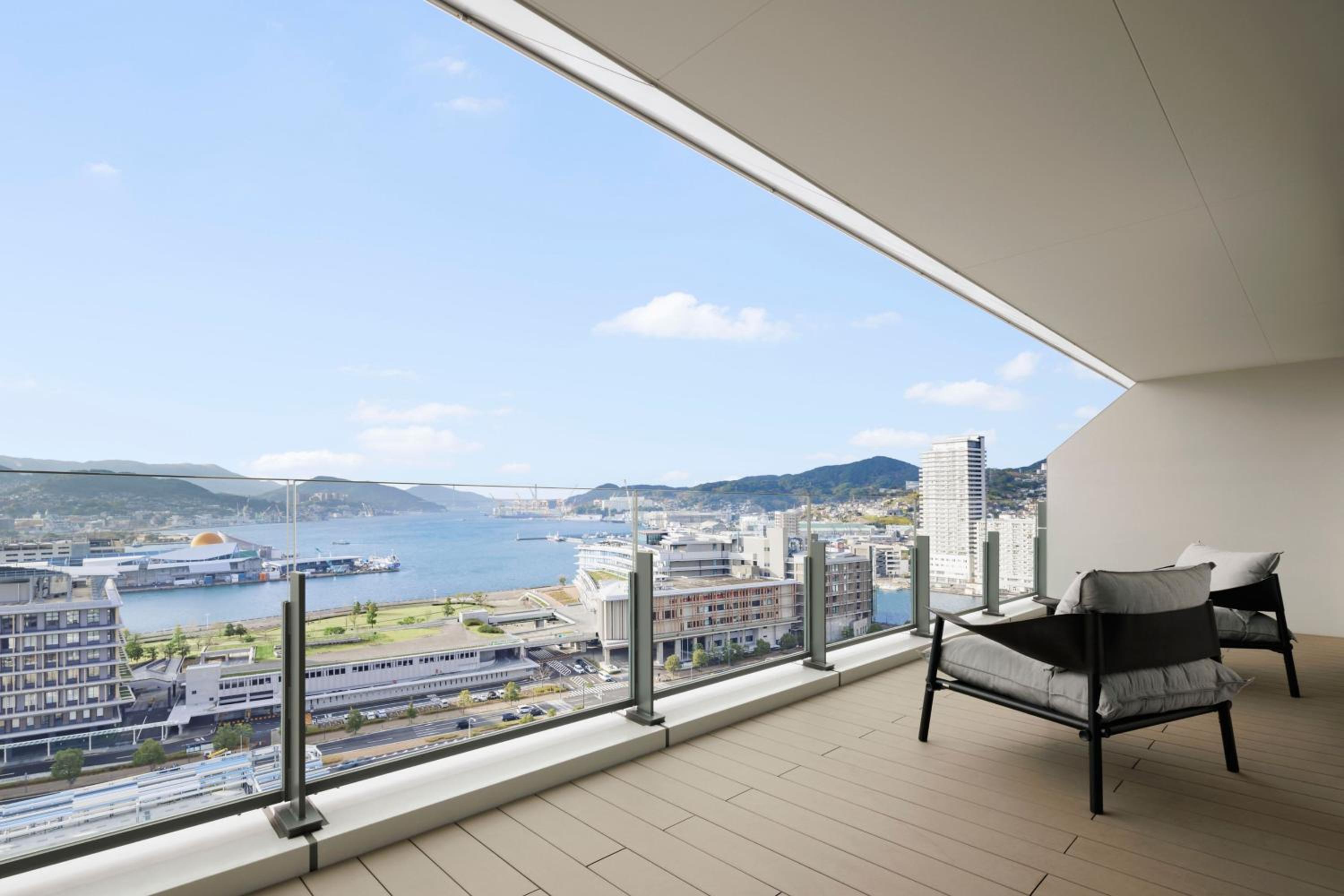 One-Bedroom Suite with Harbor View - Club Lounge Access - Photo 4