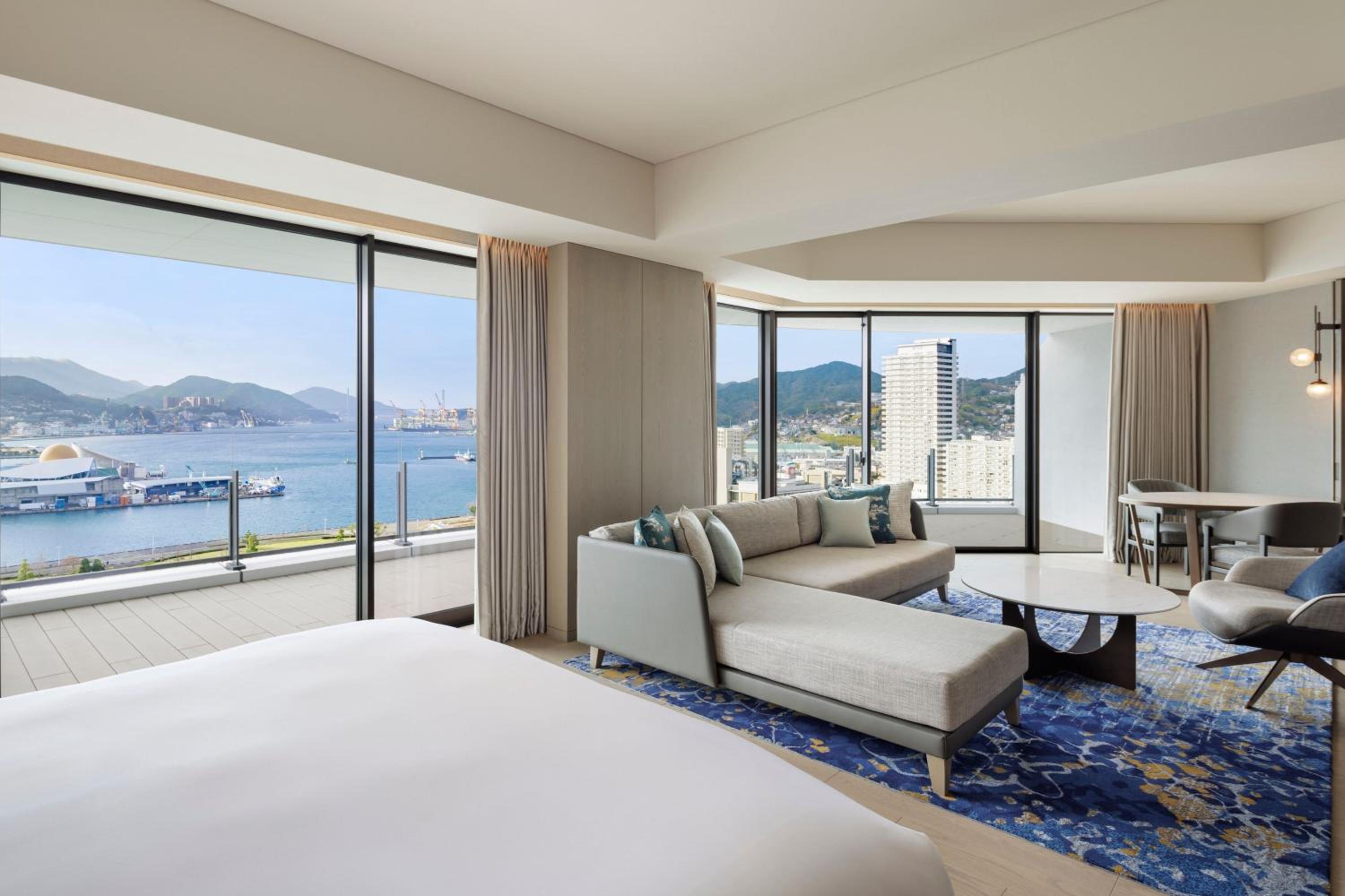 Corner Junior King Suite with Sofa Bed - Club Lounge Access - Photo 1