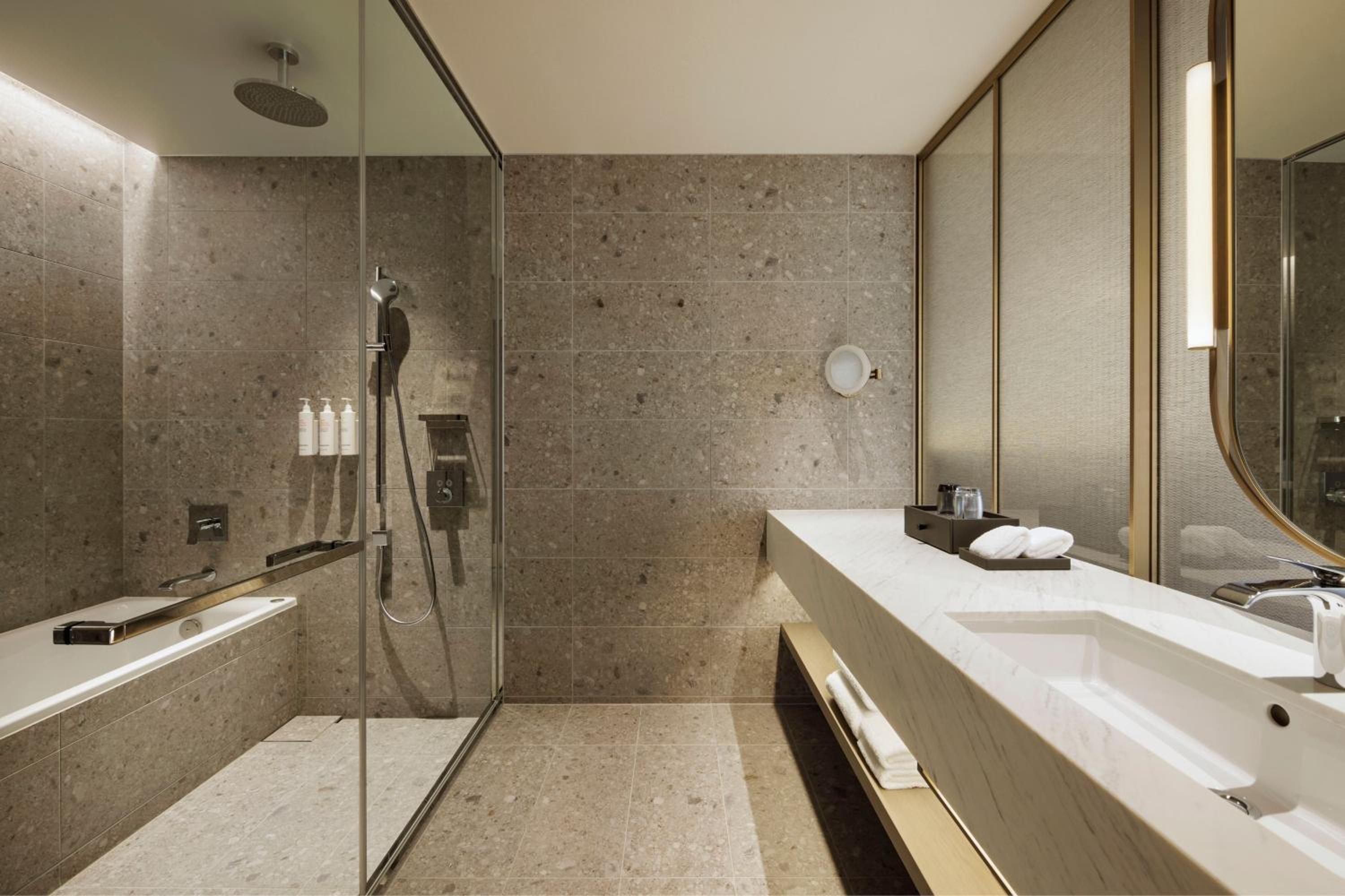 Corner Junior King Suite with Sofa Bed - Club Lounge Access - Photo 4