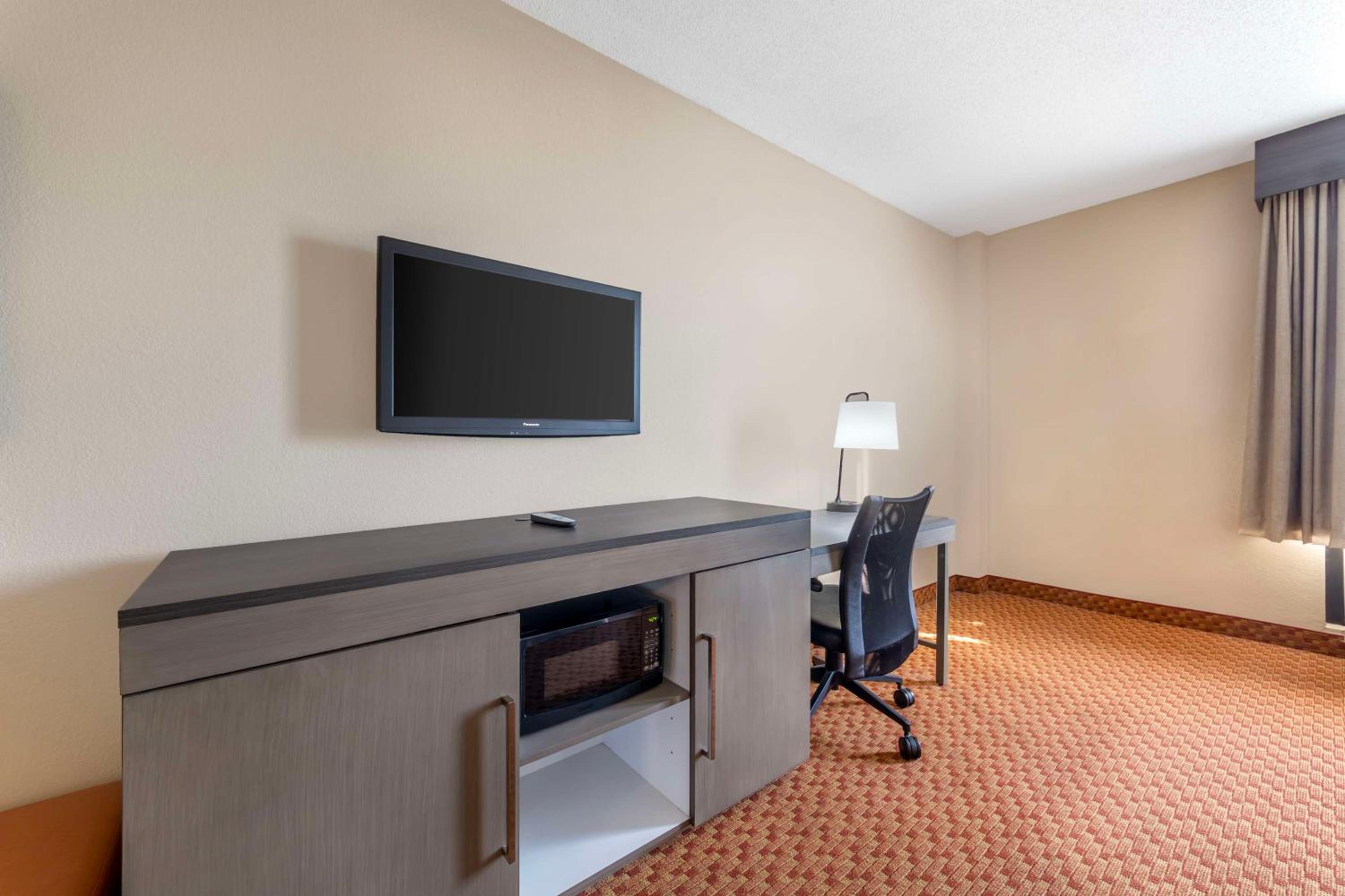 King Room with Roll-in Shower - Disability Access/Non-Smoking photo 3