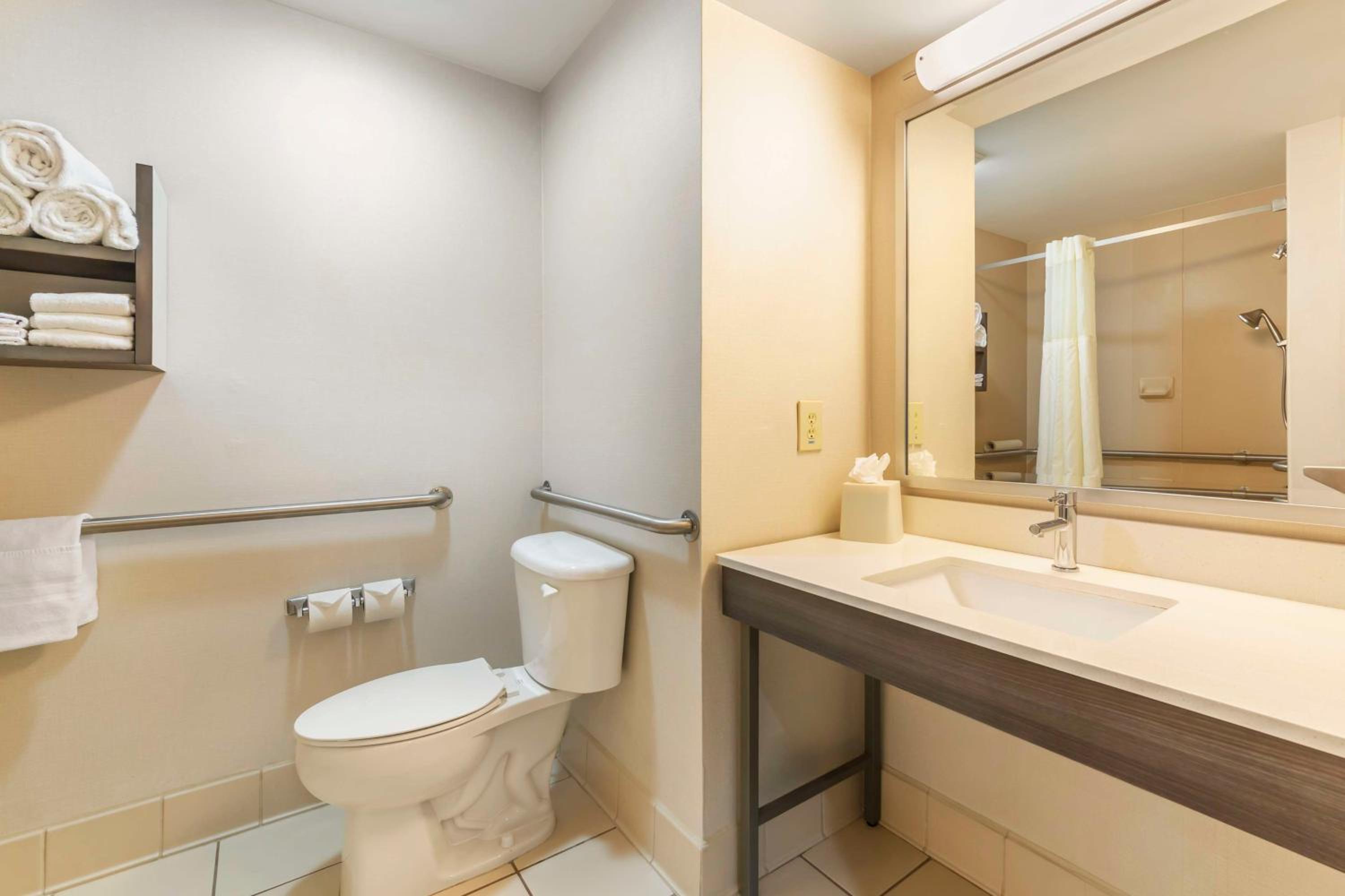 King Room with Roll-in Shower - Disability Access/Non-Smoking photo 2