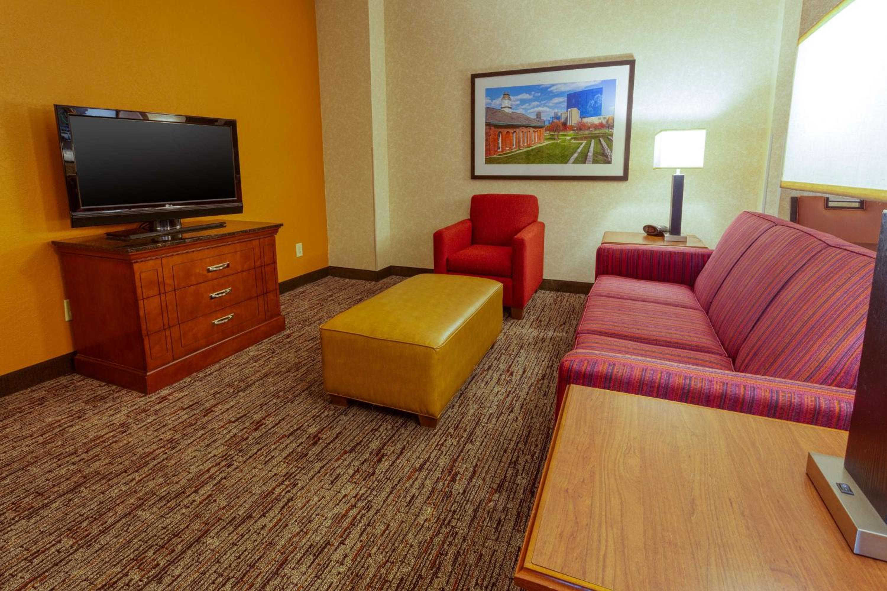 Spacious Queen Suite - High Floor photo 2