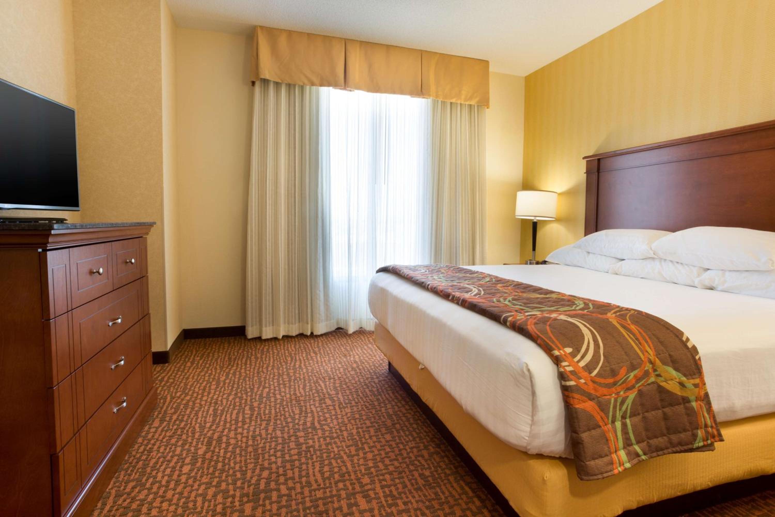 King Suite with Sofa Bed - Hearing Accessible, Tub
