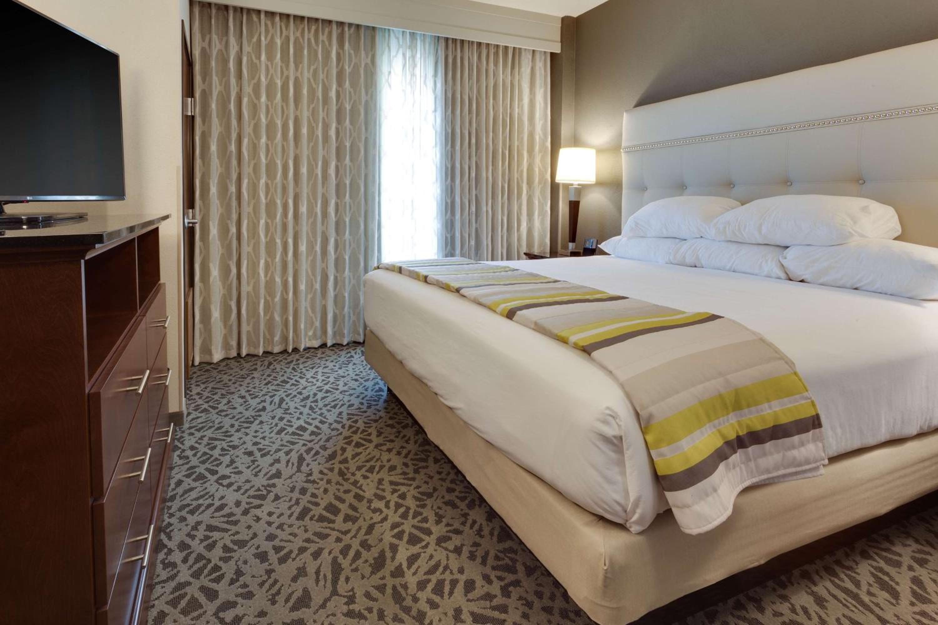 King Suite with Sofa Bed - Hearing Accessible