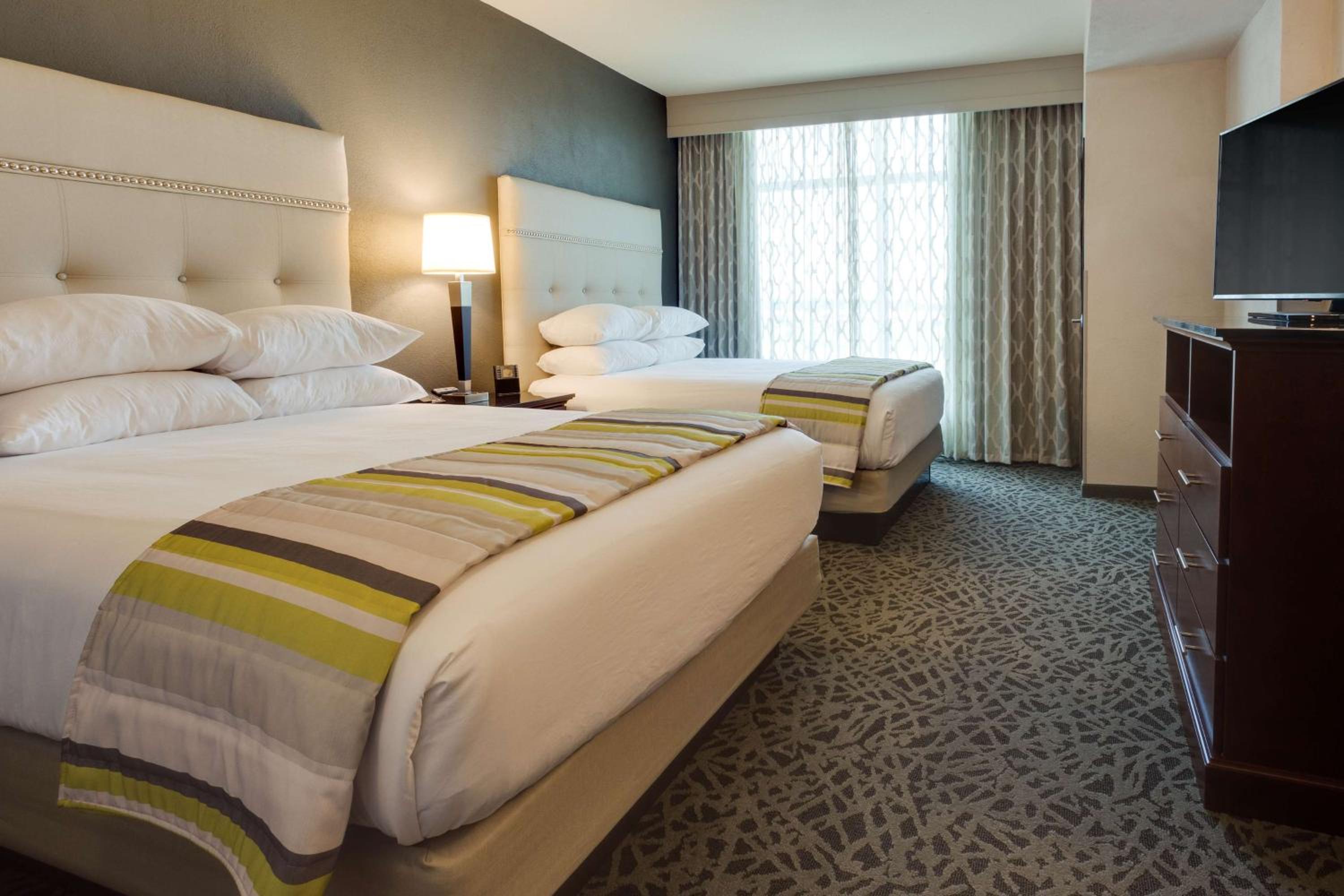 Deluxe Queen Suite