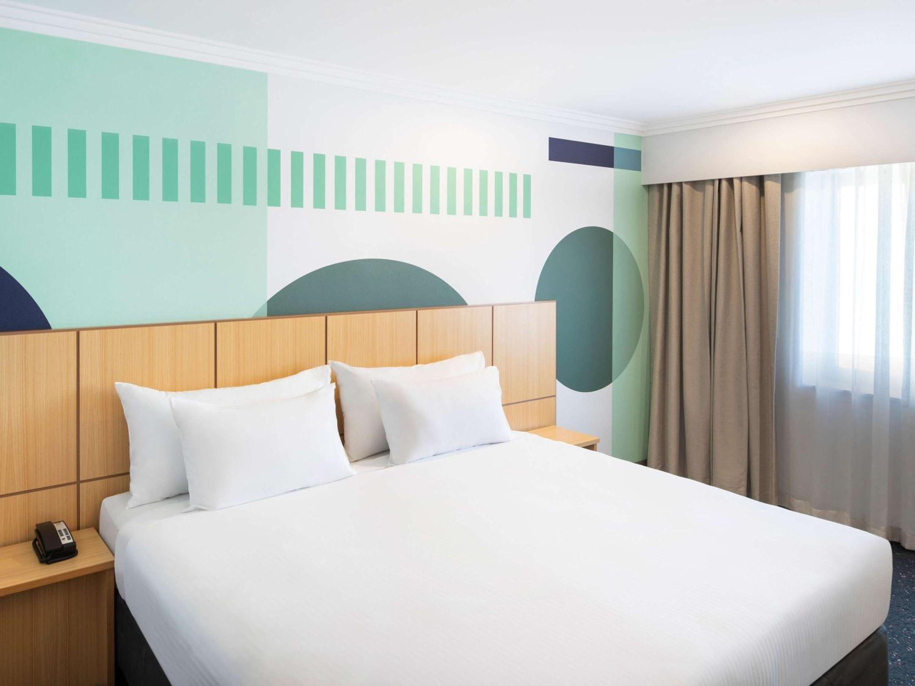 Superior Accessible Queen Room - Photo 5
