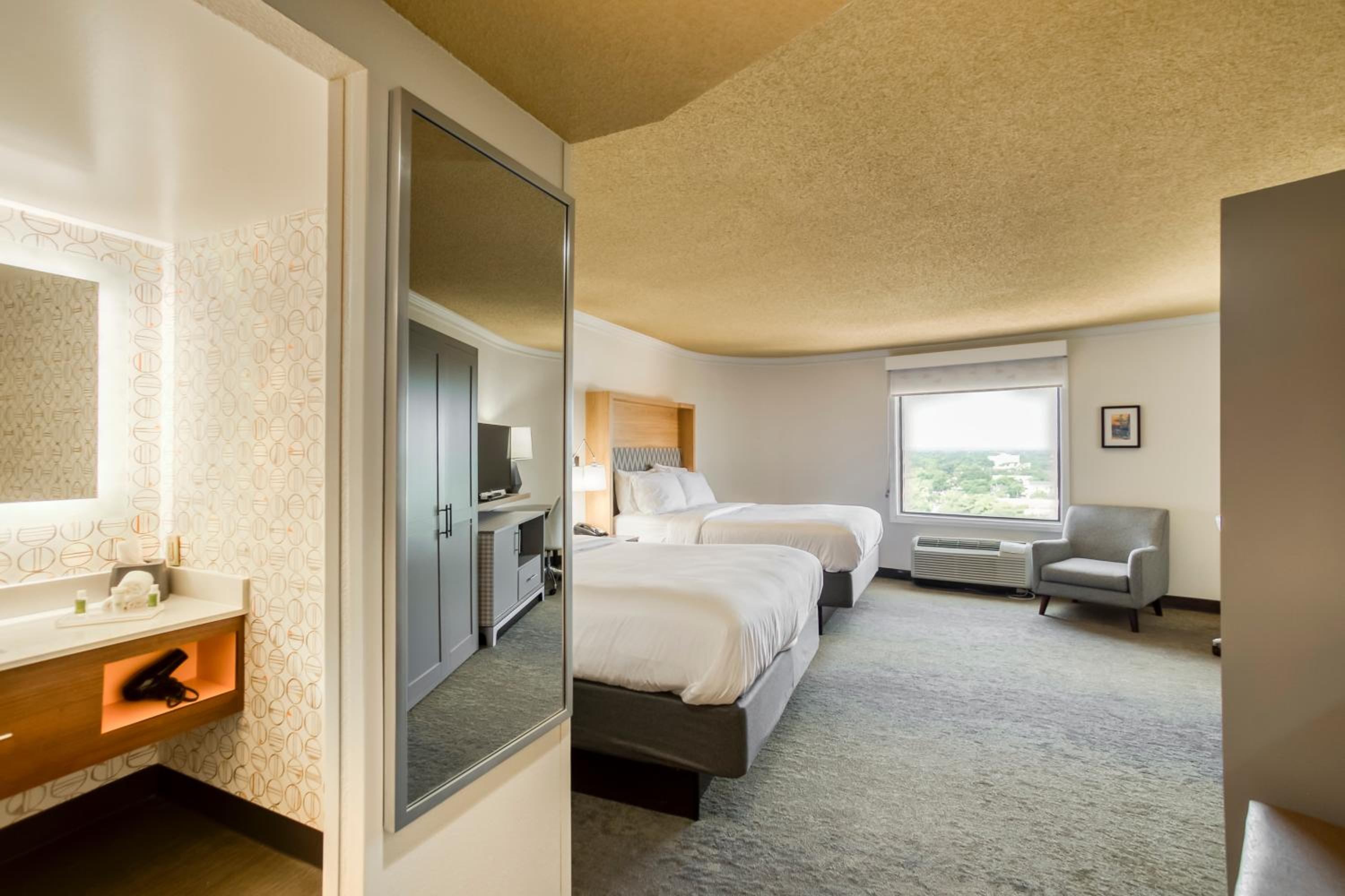 Standard Queen Room with Two Queen Beds - Photo 5