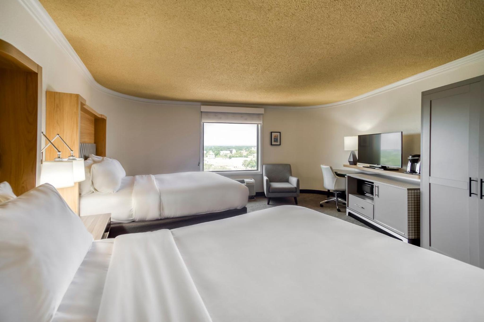 Standard Queen Room with Two Queen Beds - Photo 12