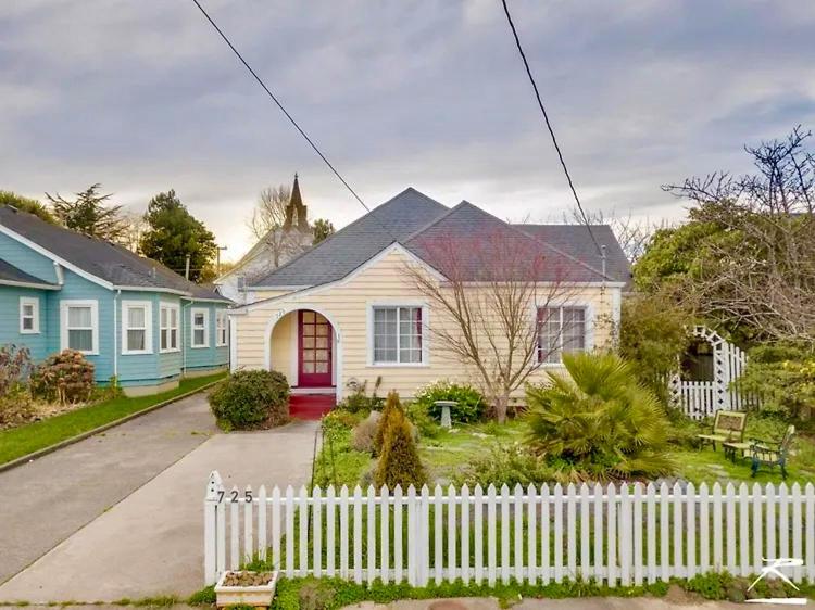 Three-Bedroom House photo 2