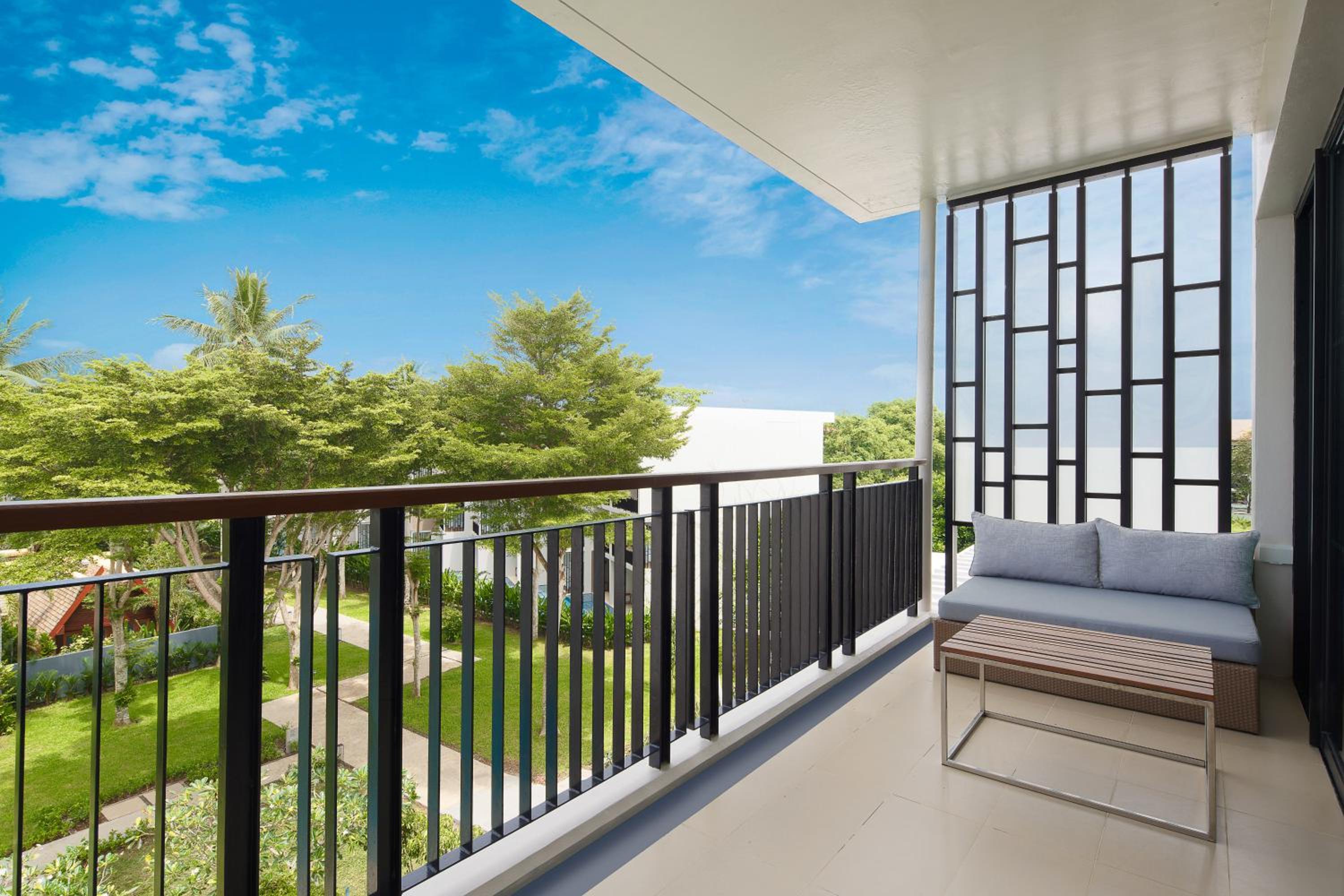 Family Suite with Two Queen Beds and Balcony - Photo 5