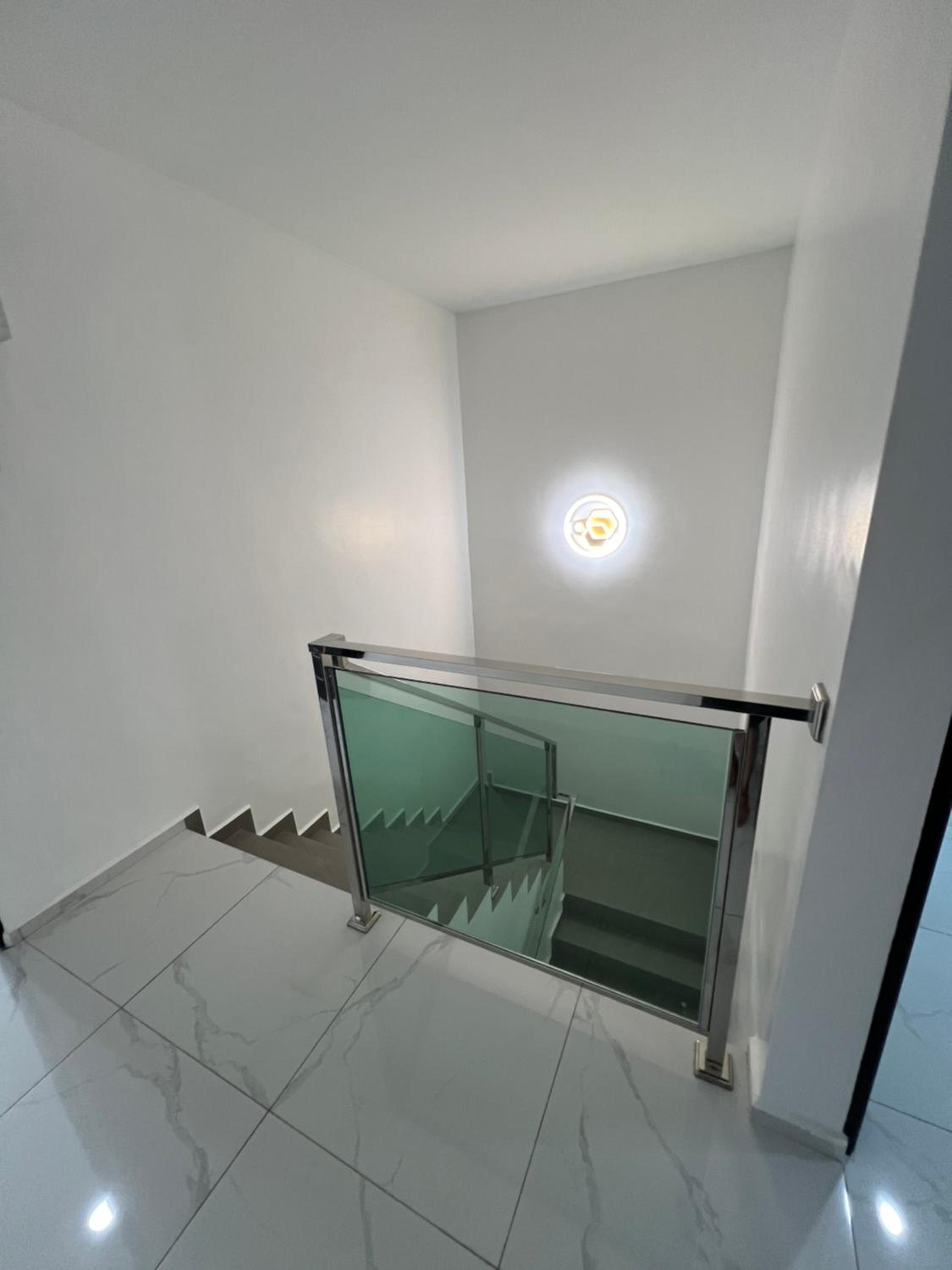 Five-Bedroom House photo 2