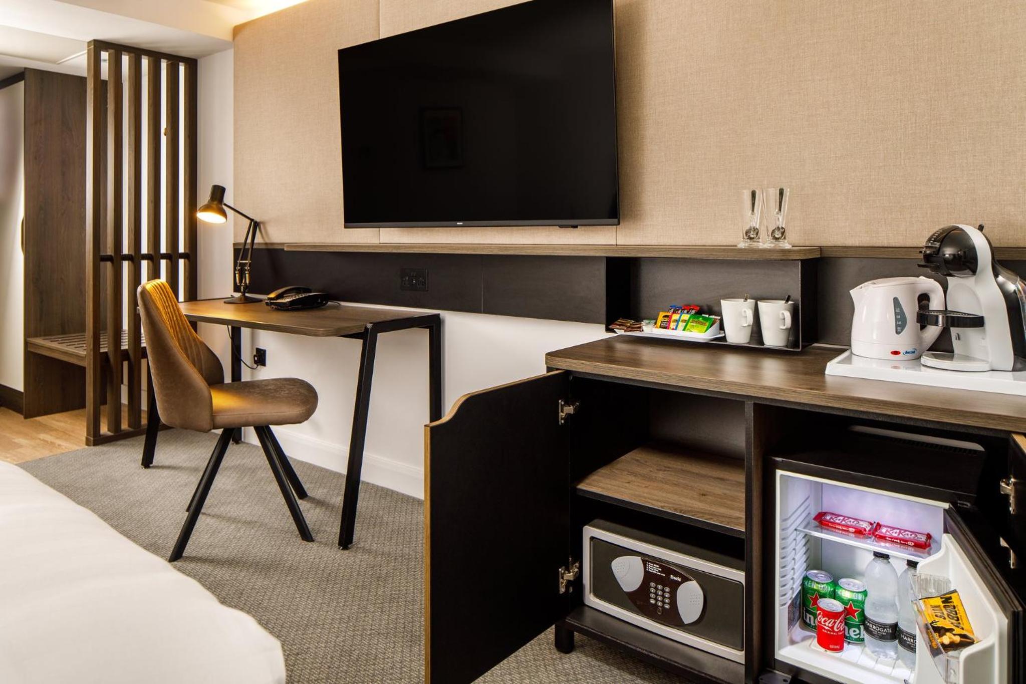 Premium Super King Room with Balcony - Photo 14