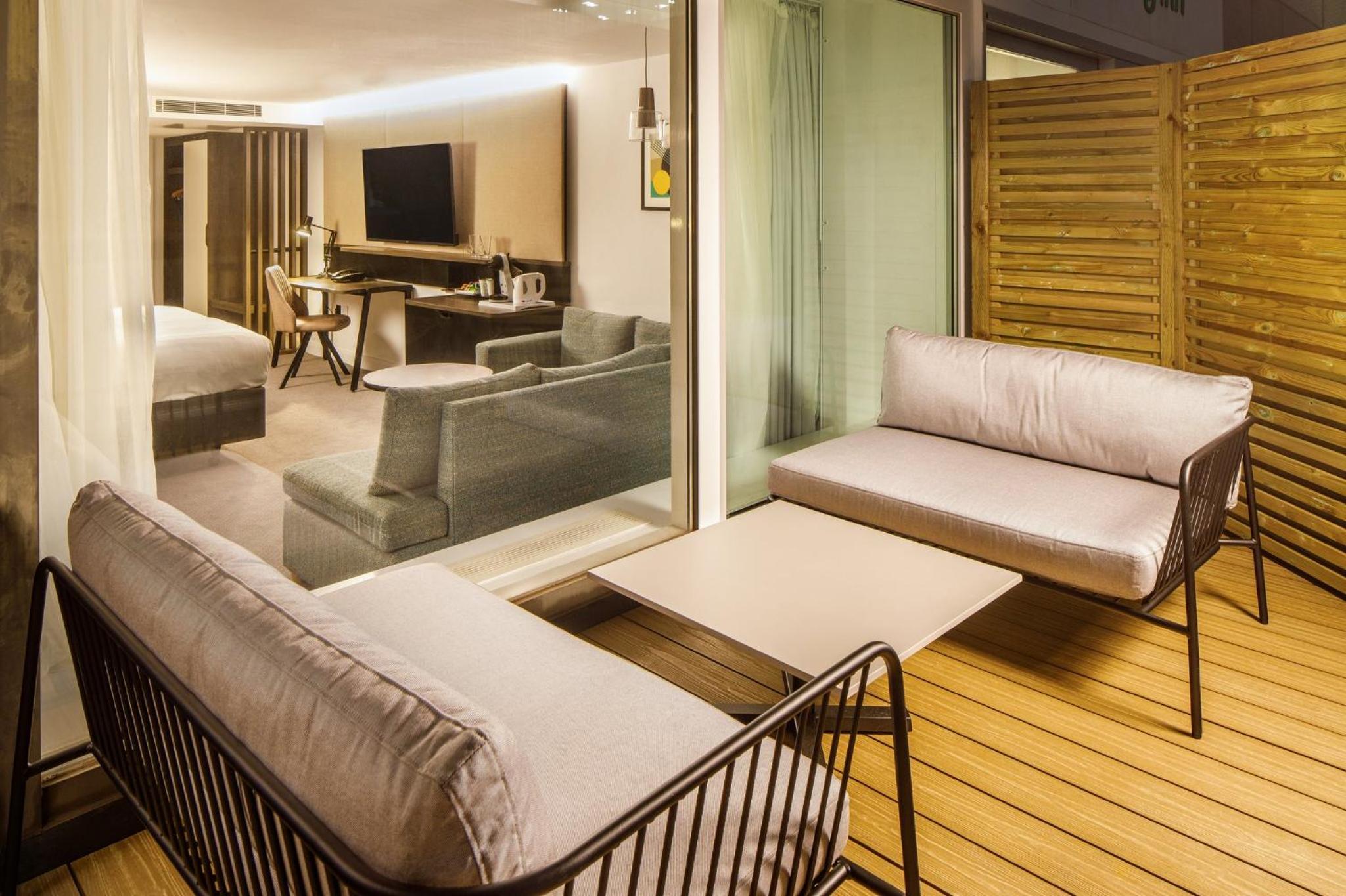 Premium Super King Room with Balcony - Photo 19