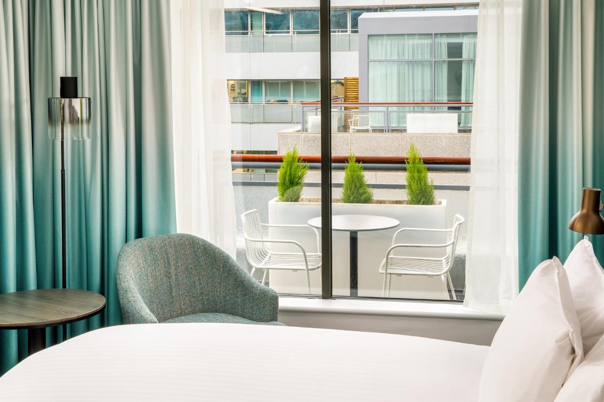 Premium Super King Room with Balcony - Photo 9