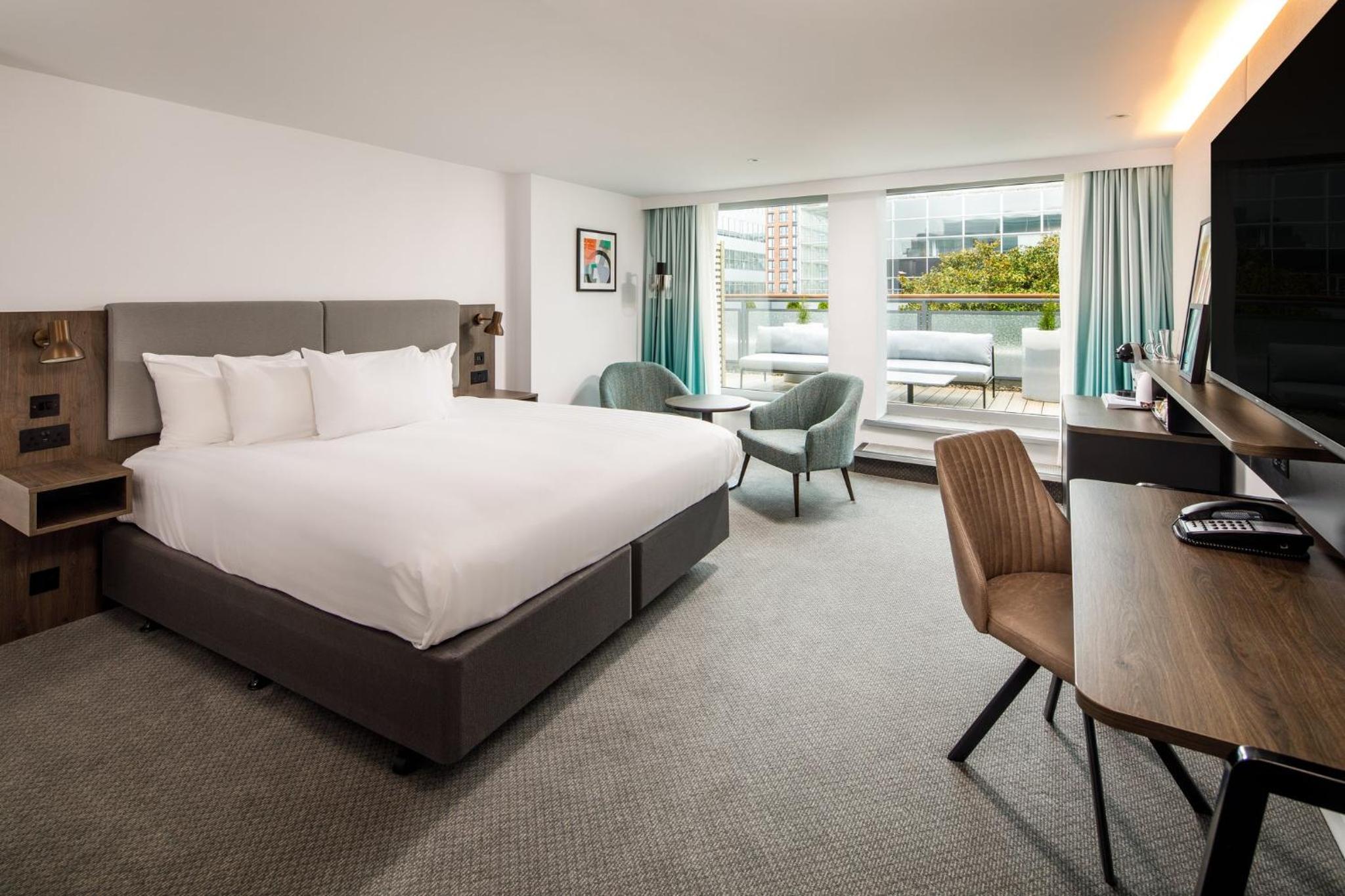 Premium Super King Room with Balcony - Photo 8