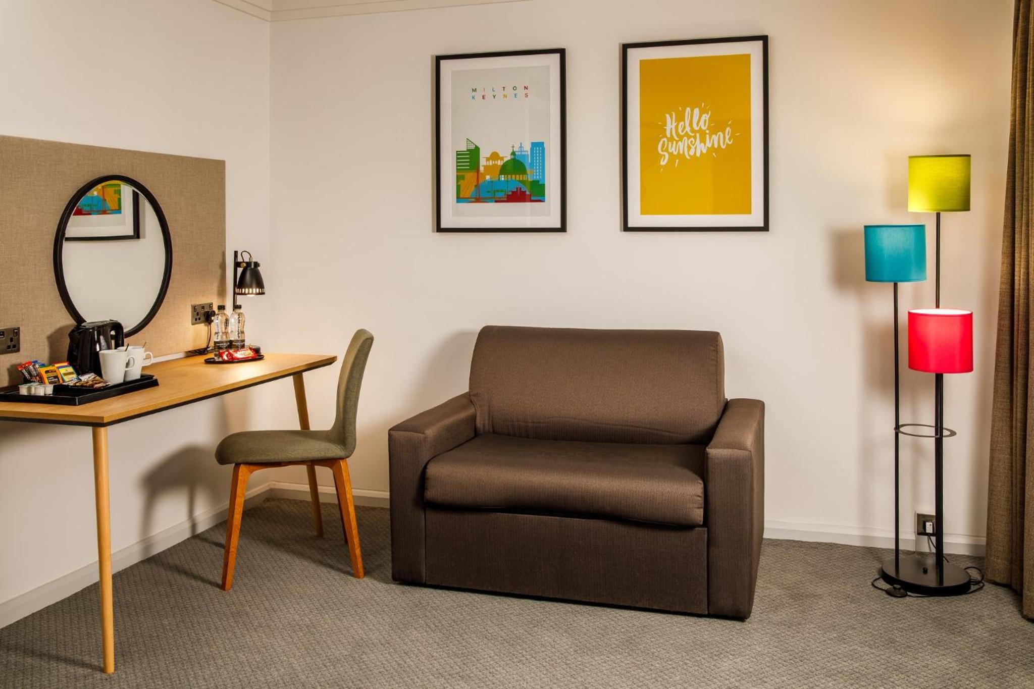 Premium King Room with Sofa Bed - Photo 3