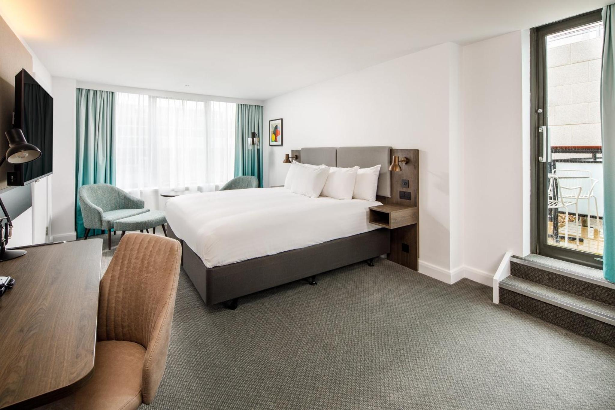 Premium Super King Room with Balcony - Photo 22