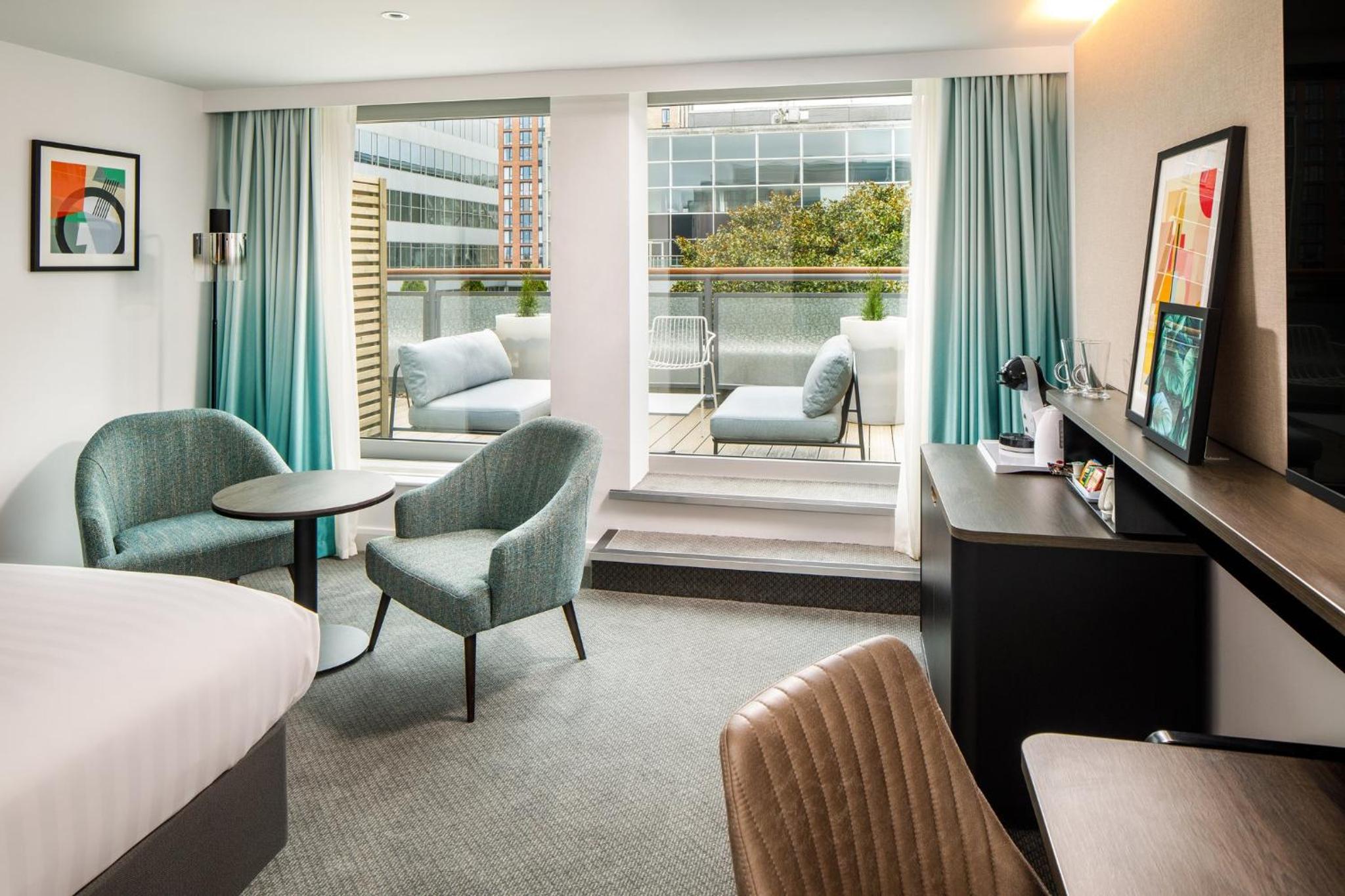 Premium Super King Room with Balcony - Photo 11